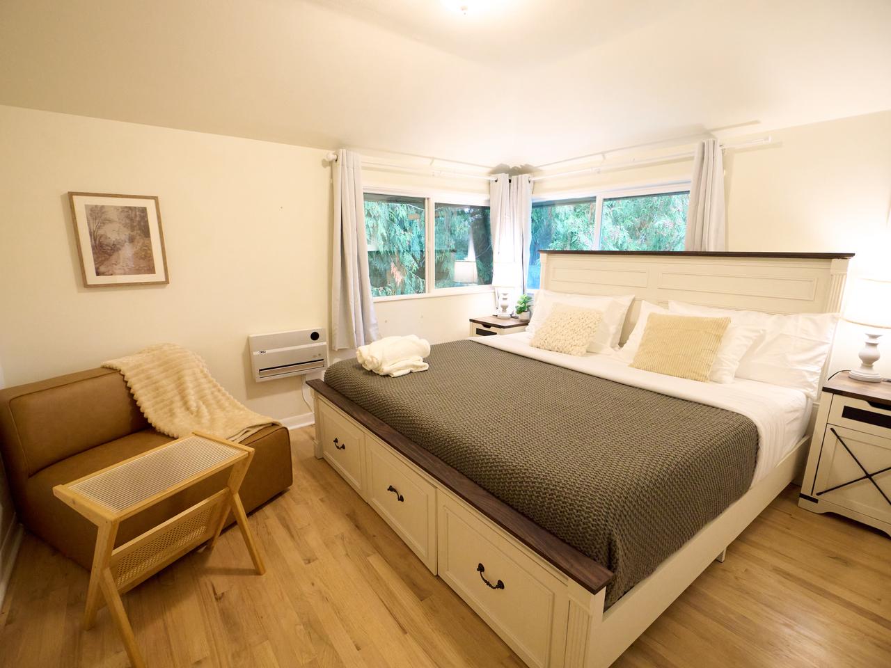 Stylish House w/ Huge Backyard, EV Charging & Pet photo 5