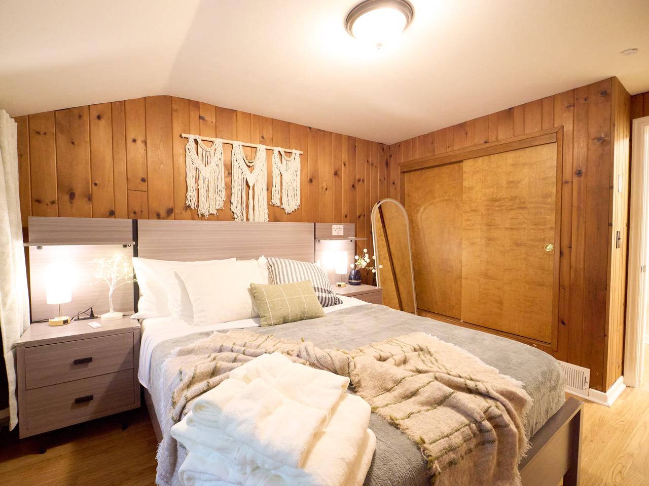 Stylish House w/ Huge Backyard, EV Charging & Pet photo 2