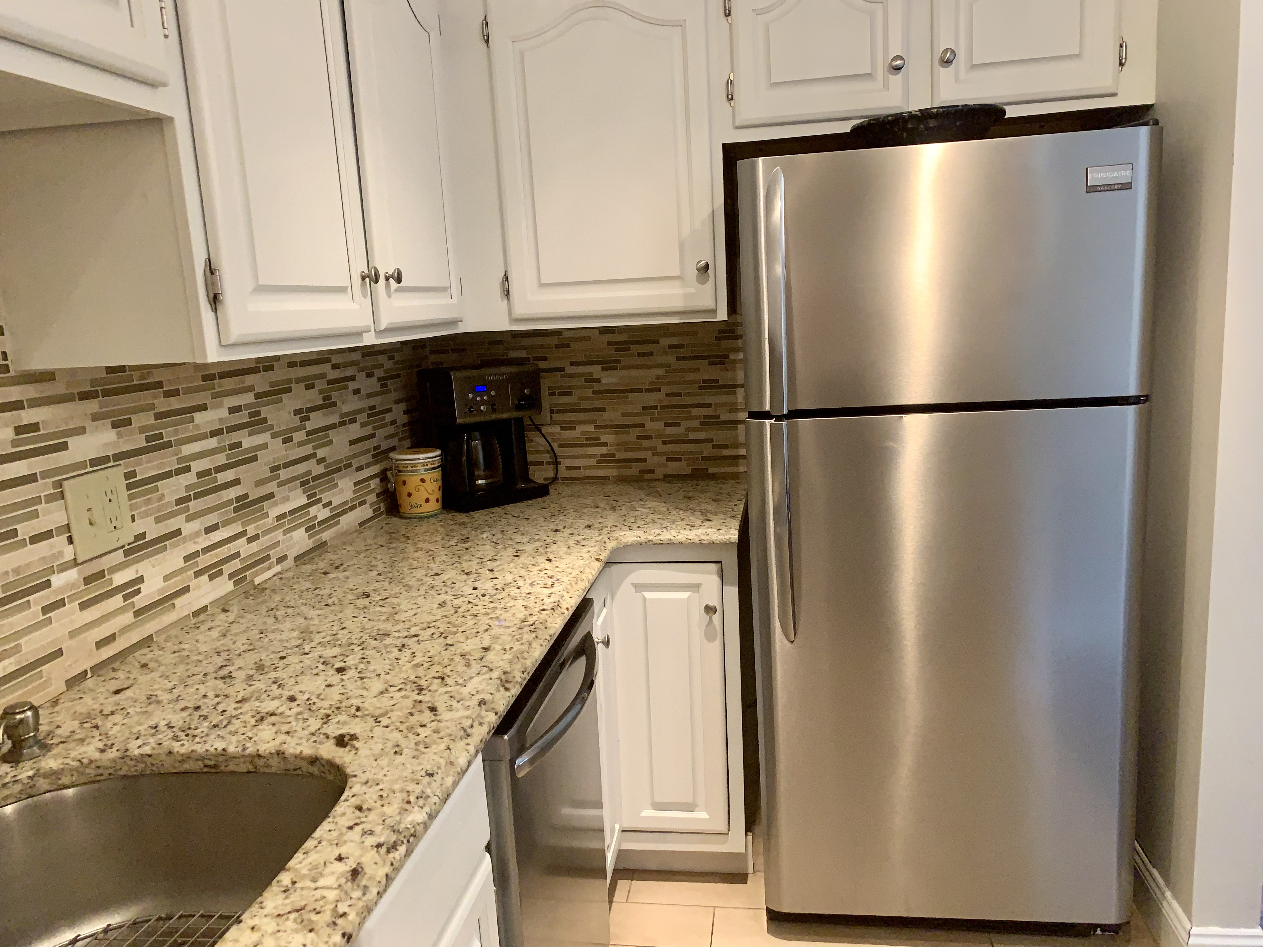 Fully Furnished 1BD-1.5BA Townhouse -6 Months photo 3