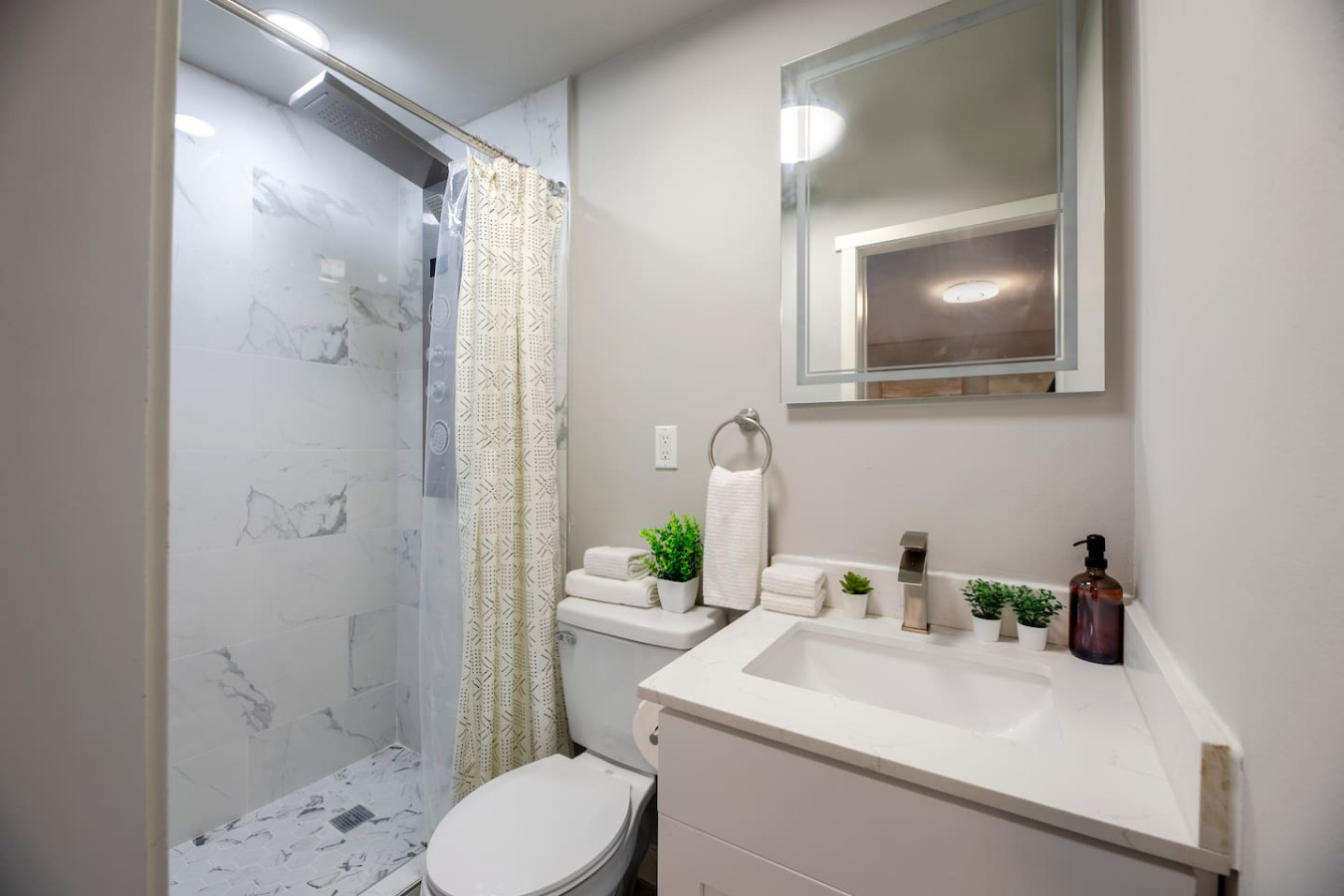 Spacious 3BR/2BA Duplex | Tranquil Views + BBQ photo 4