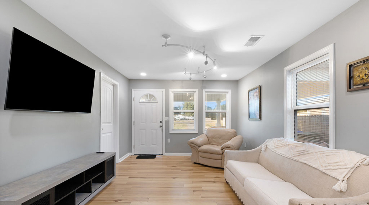 Cute modern home downtown Hartselle photo 3