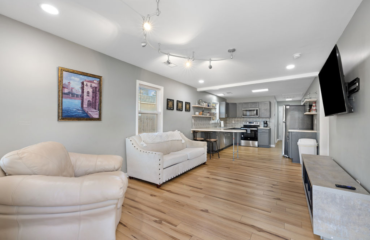 Cute modern home downtown Hartselle photo 2