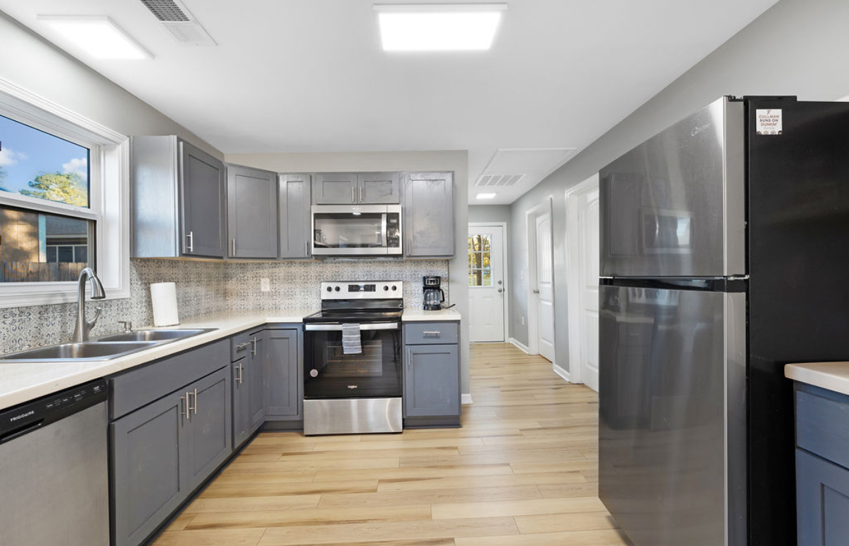 Cute modern home downtown Hartselle photo 4