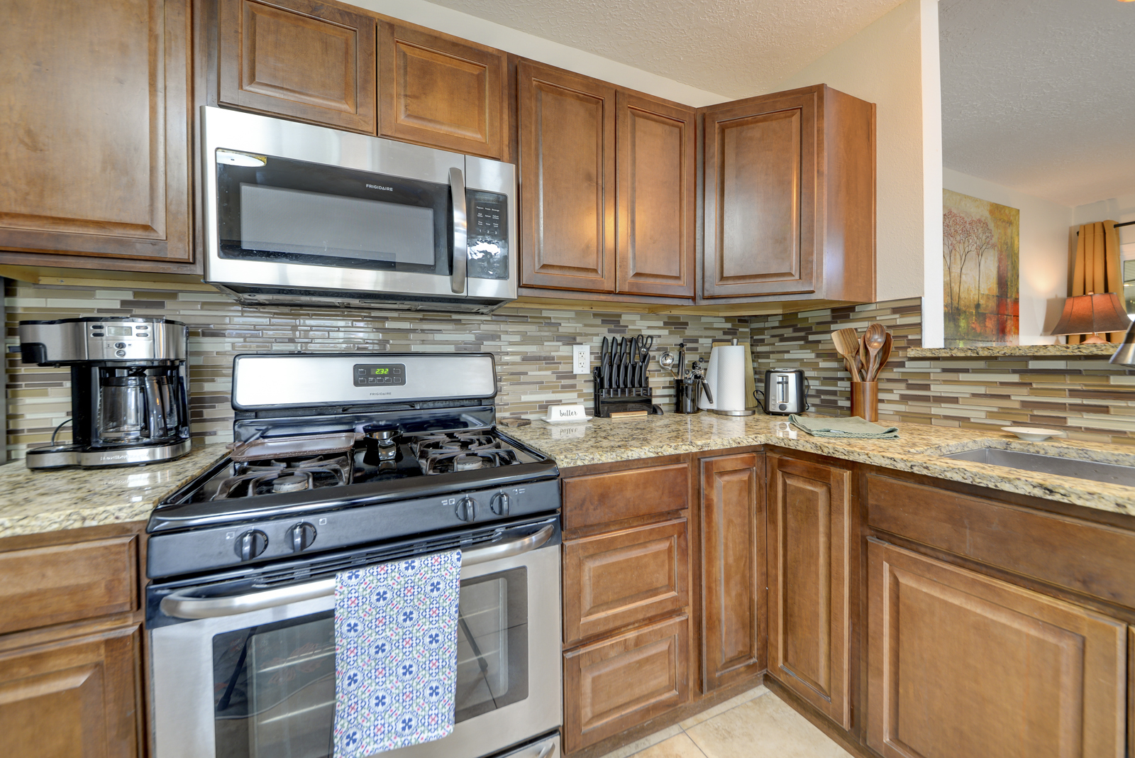 Quaint home 3 bedroom 2 bath near hospitals & park photo 3