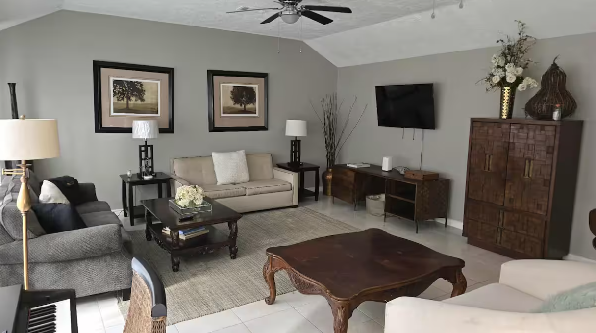 Spacious 2300SF, Recently Rehabbed, Large Living photo 3