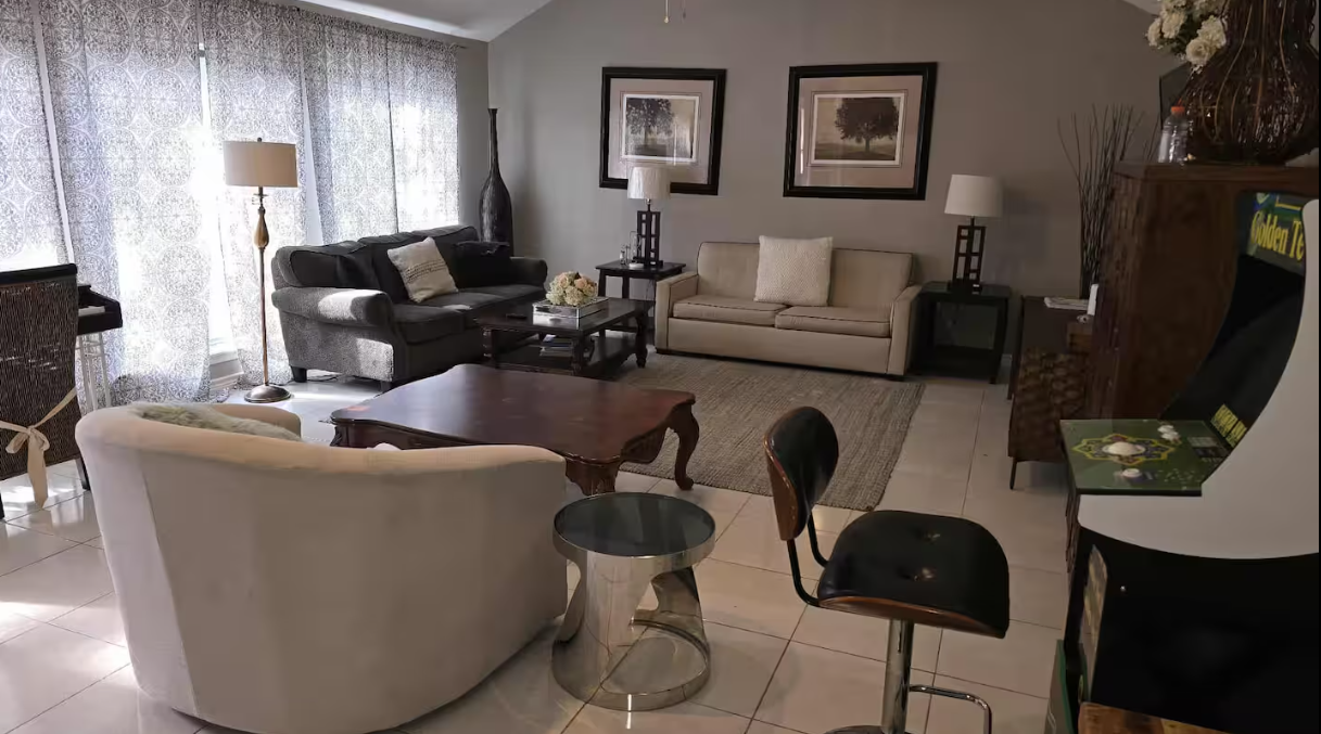 Spacious 2300SF, Recently Rehabbed, Large Living photo 5