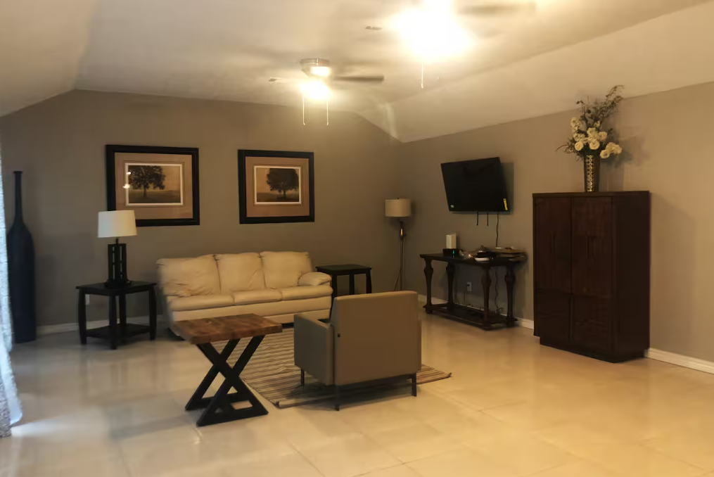 Spacious 2300SF, Recently Rehabbed, Large Living photo 4