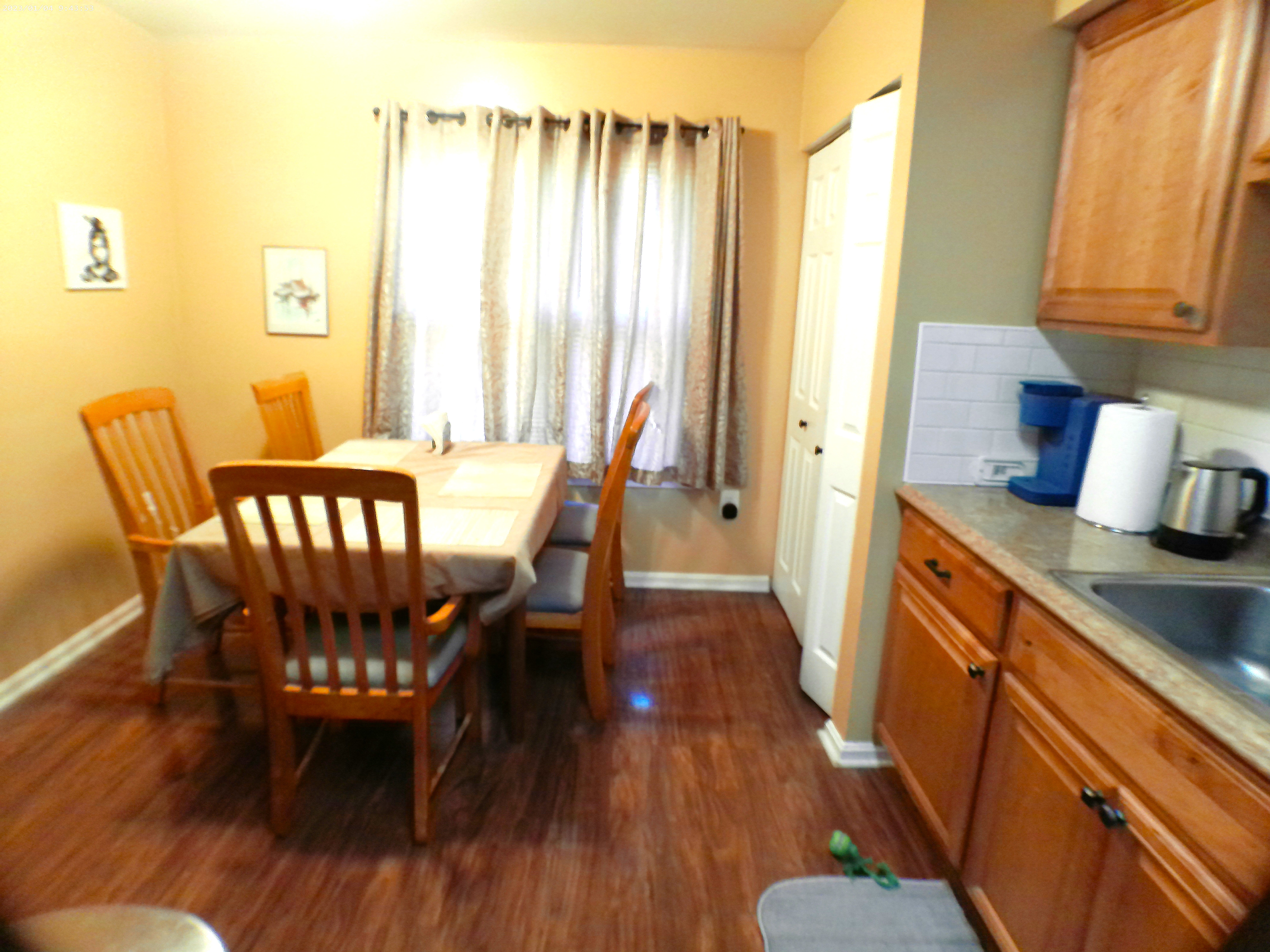 Spacious 3 BR 2.5 bath Townhome with 2 parking  photo 4