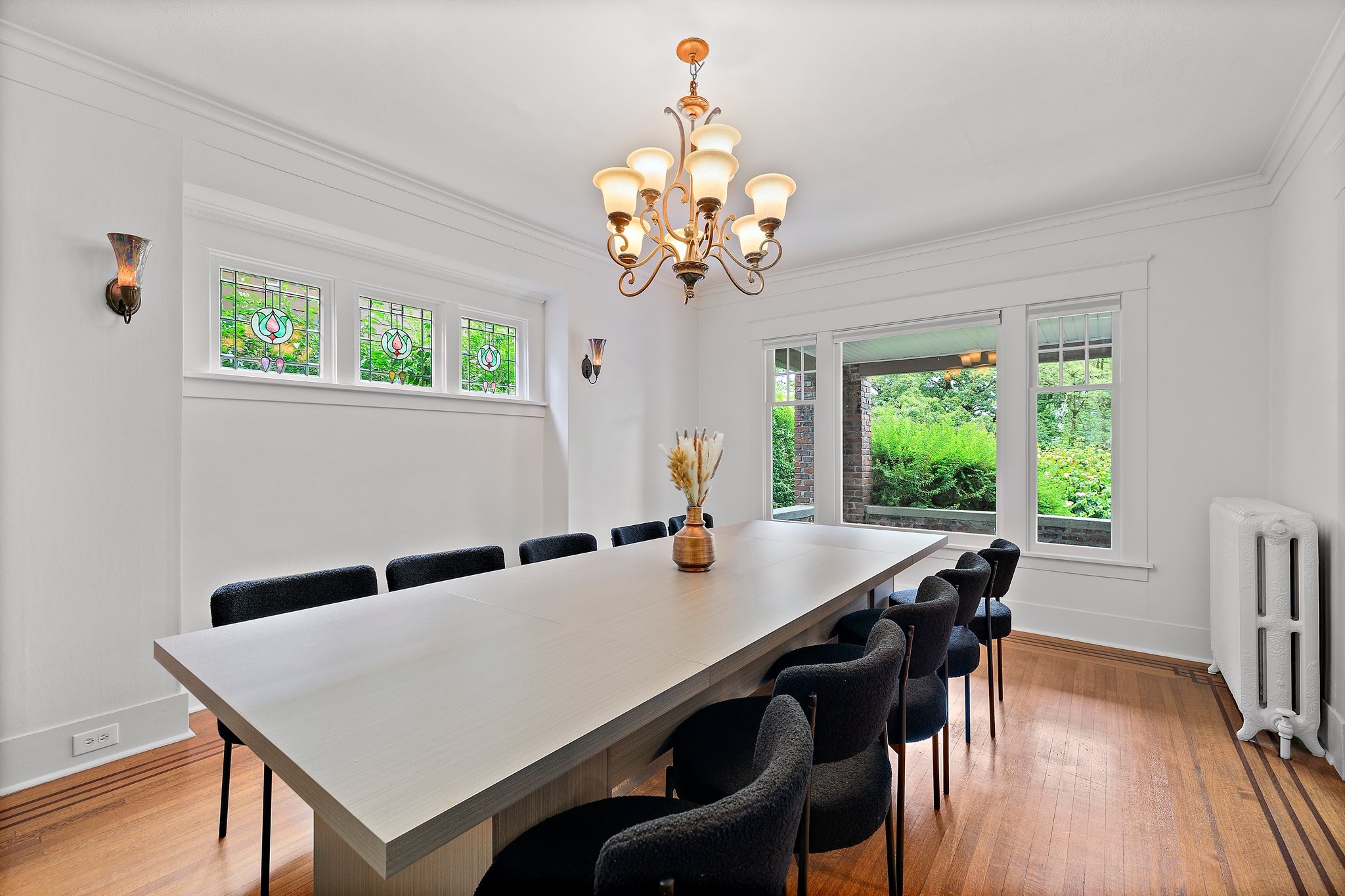 Spacious 8BR Getaway | Near Parks & Dining photo 2