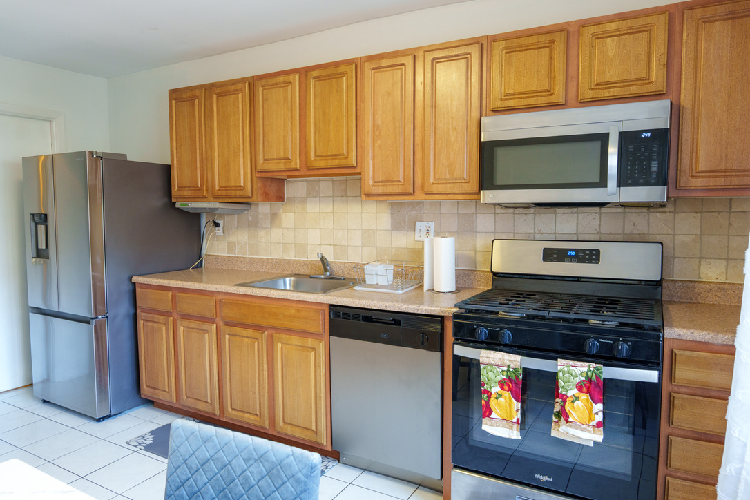 3BR 2-level Pet-friendly Townhome w Fenced Yard photo 2