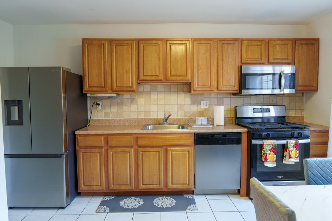 3BR 2-level Pet-friendly Townhome w Fenced Yard photo 4