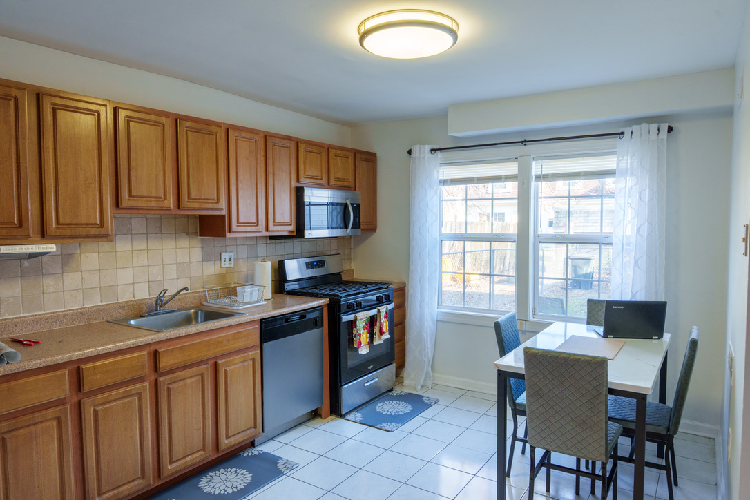 3BR 2-level Pet-friendly Townhome w Fenced Yard photo 3