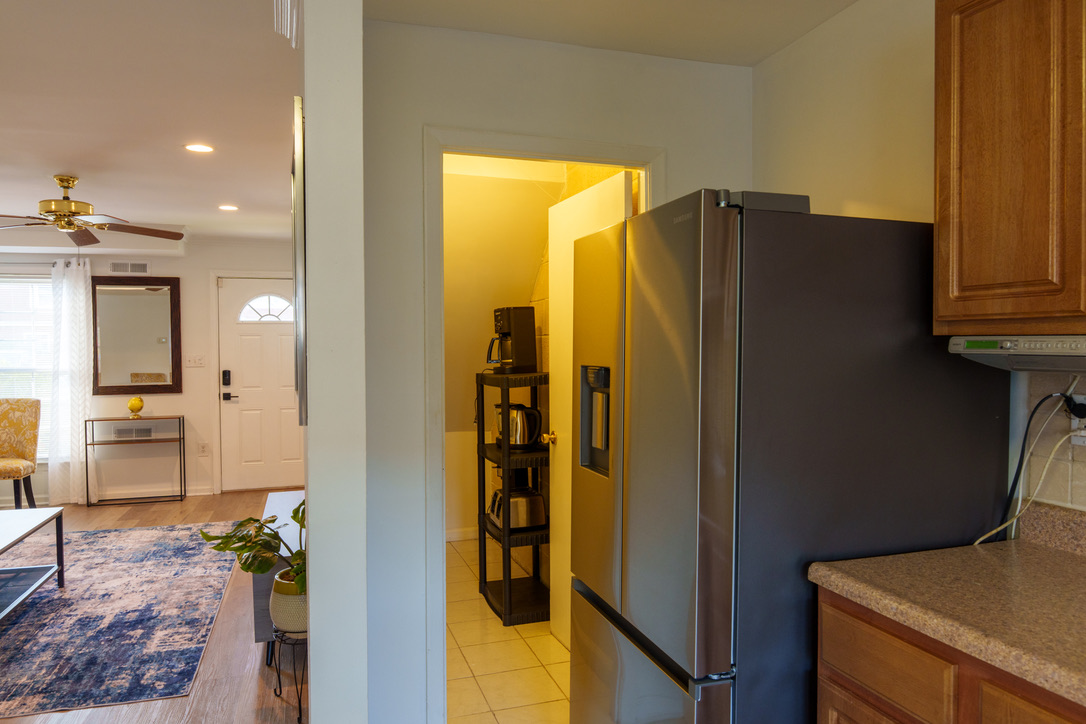 3BR 2-level Pet-friendly Townhome w Fenced Yard photo 5