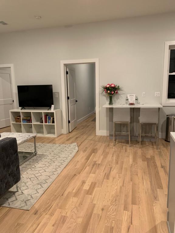 New 3 bdrm condo 8mi from NYC in Newark Ironbound  photo 2