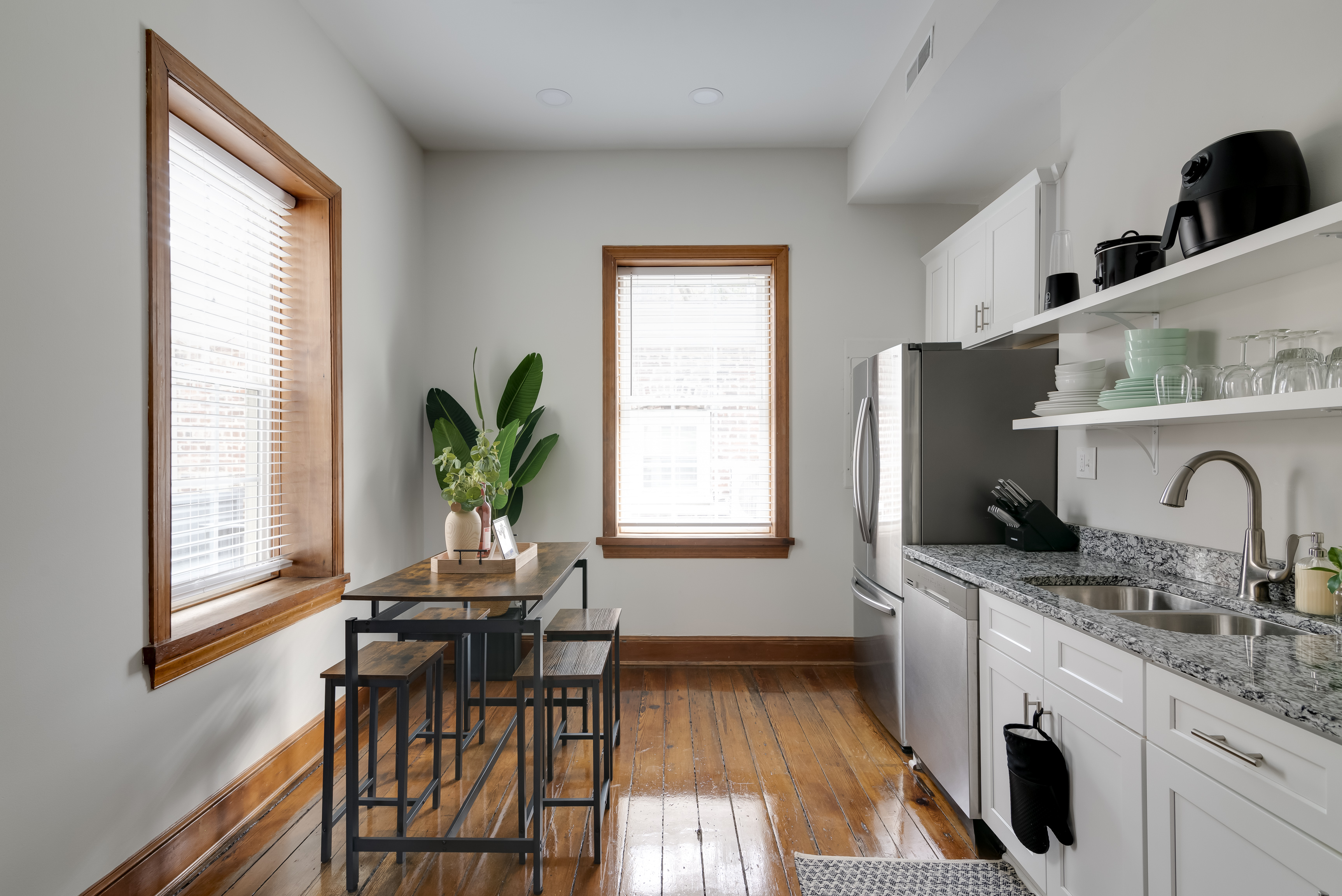 Cozy Modern Retreat | Walkable to Bars & Eateries photo 3