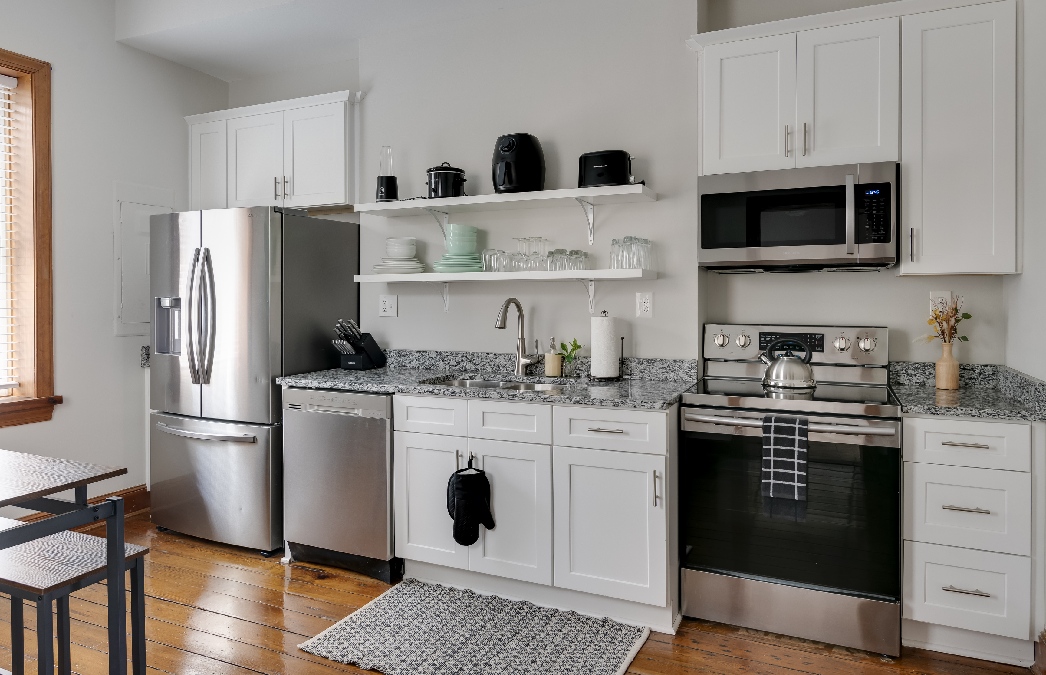 Cozy Modern Retreat | Walkable to Bars & Eateries photo 4