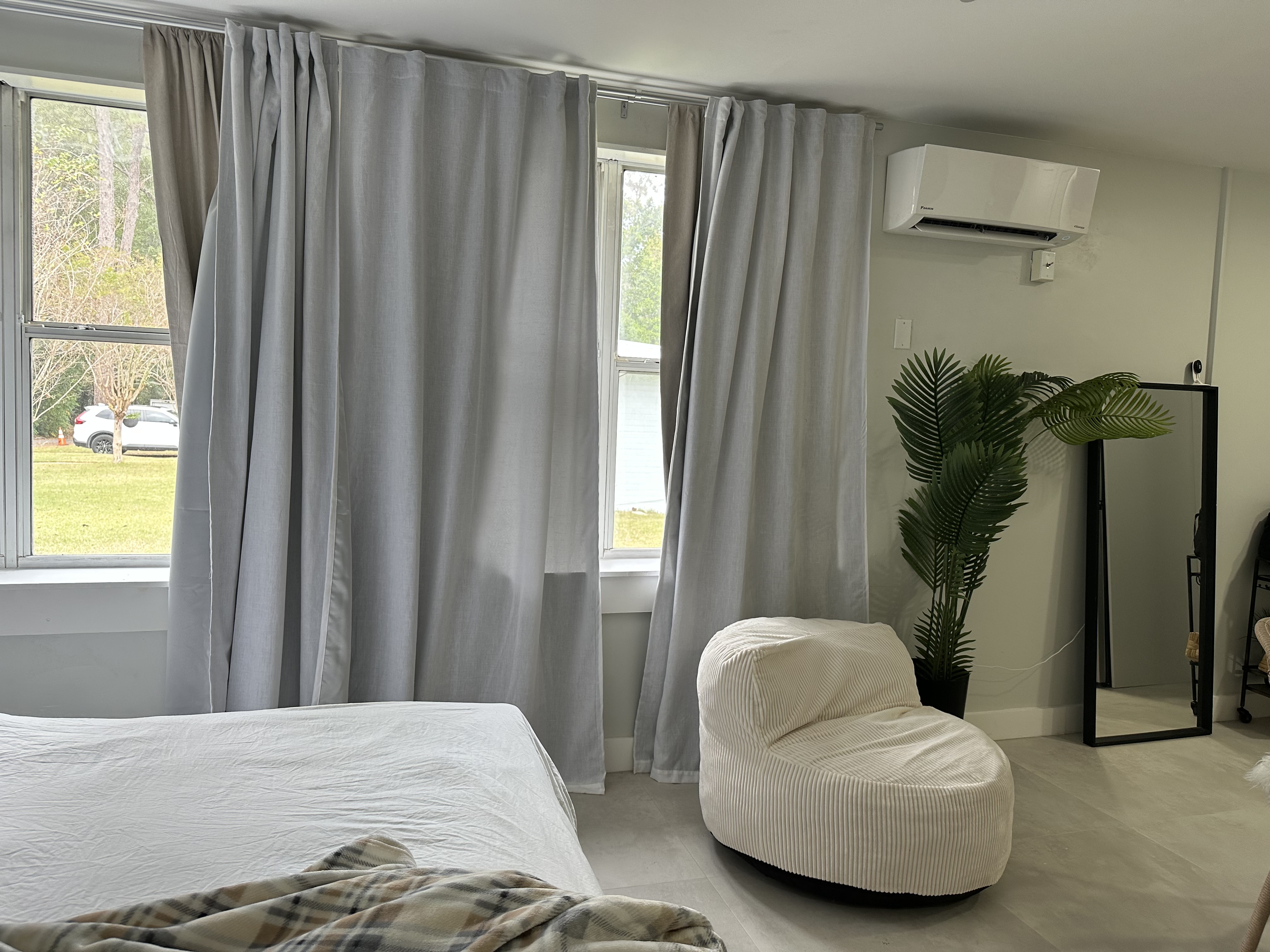 Walking Distance to UF,  Renovated Studio photo 2