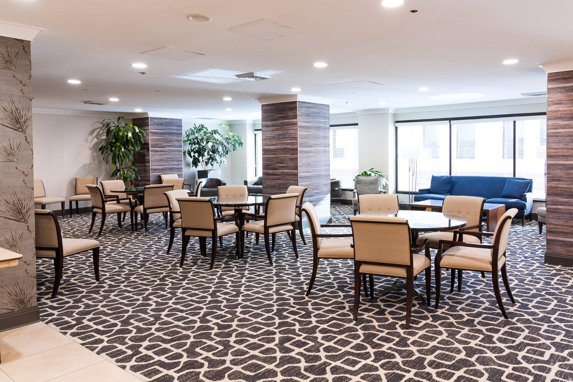Fully-Furnished Downtown Luxury Condo  photo 4