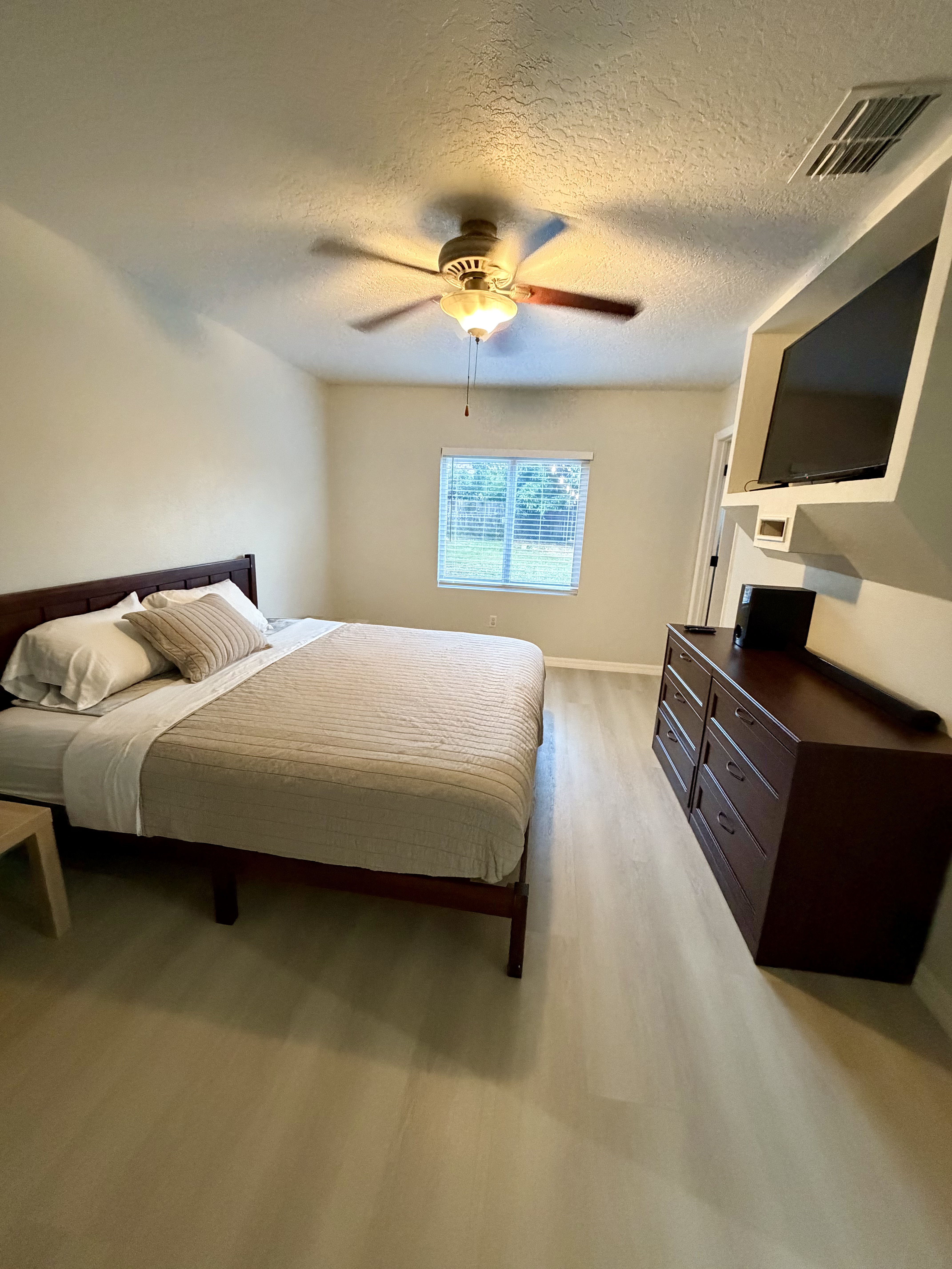  Central 2 bed 2 Bath Furnished Home  photo 3