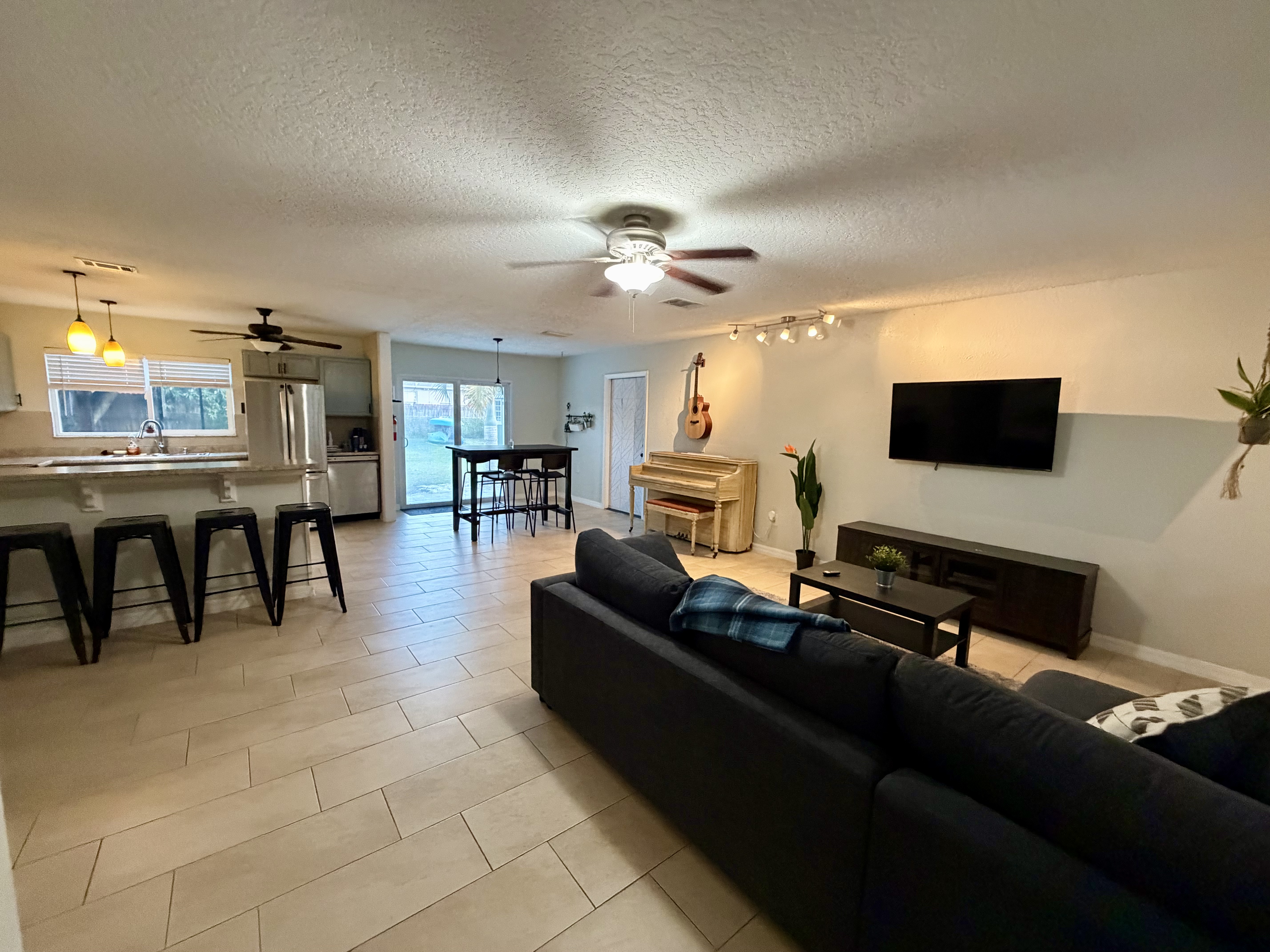  Central 2 bed 2 Bath Furnished Home  photo 5