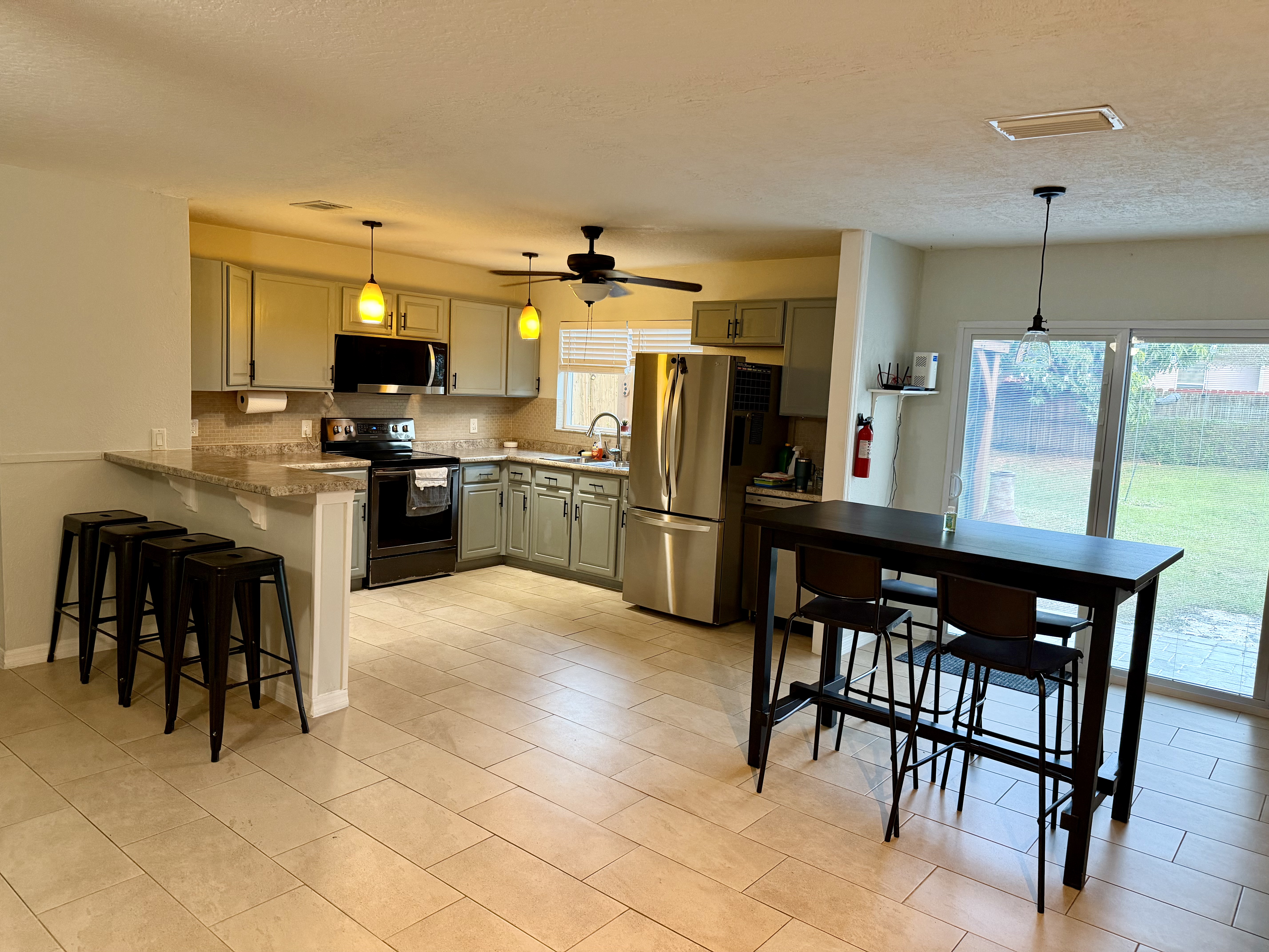  Central 2 bed 2 Bath Furnished Home  photo 4