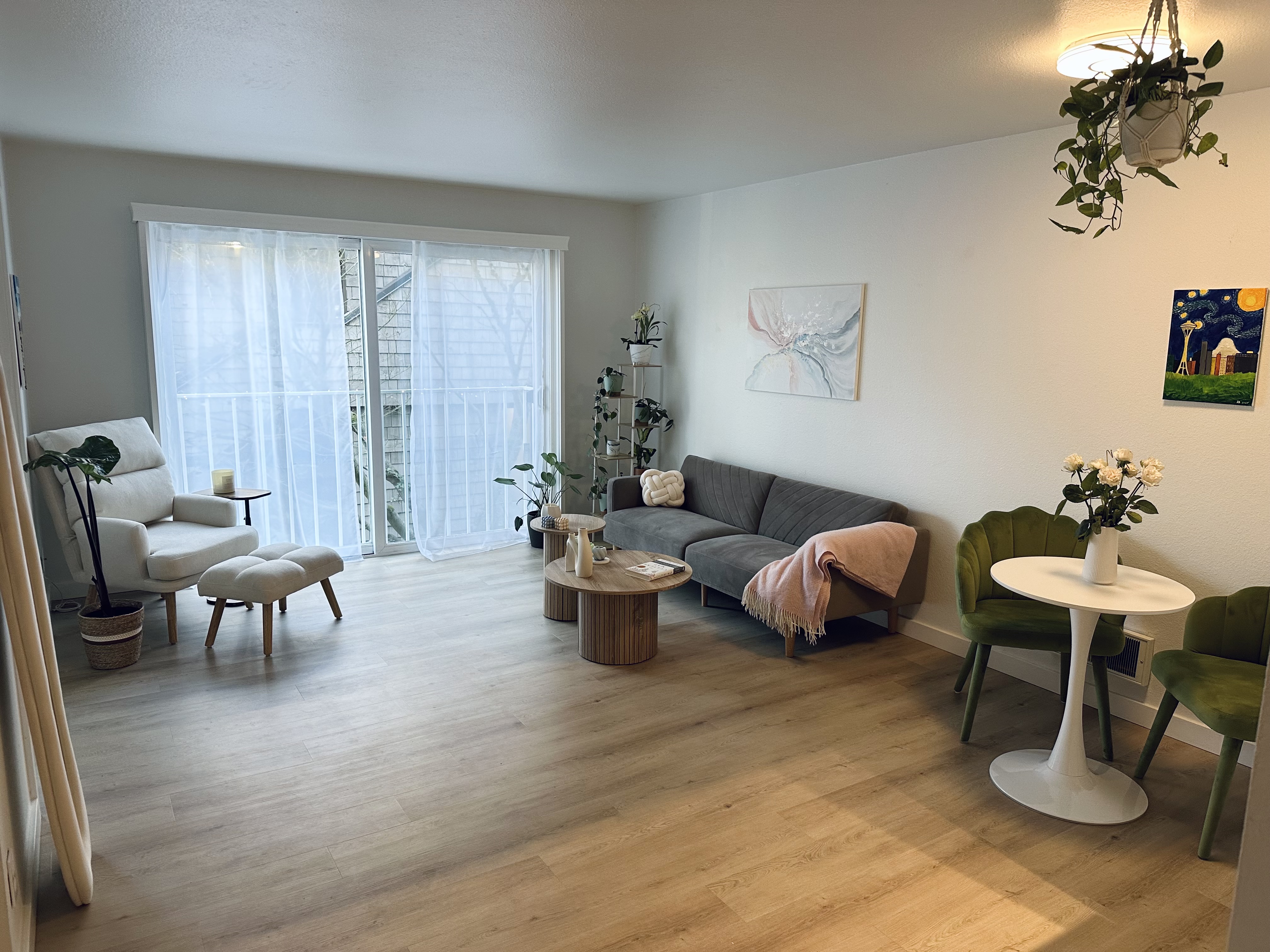 Fully Furnished Master Bedroom w/En-Suite Bathroom photo 2