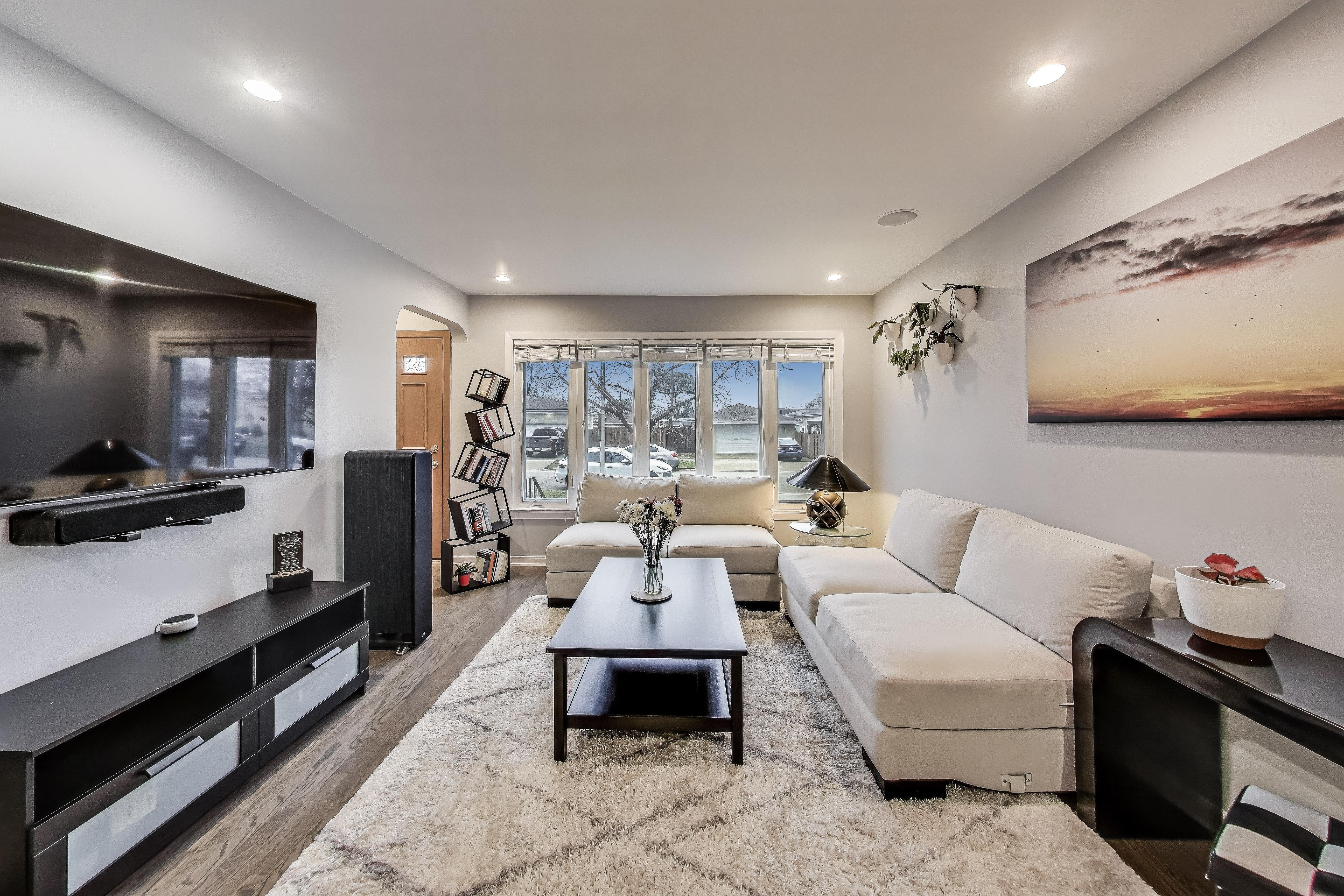 3-Bed Home by O’Hare & Rosemont photo 3