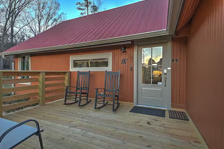 2BR 2BA Lakefront Gem – Decks, Docks & Sunsets photo 2