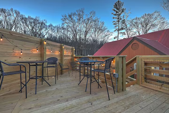 2BR 2BA Lakefront Gem – Decks, Docks & Sunsets photo 4