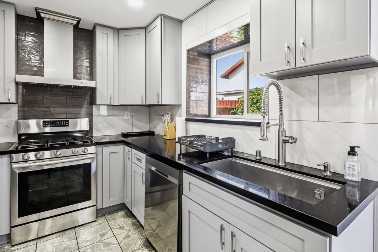 Large Dog Friendly – Furnished 3BR Mid-Term Rental photo 4
