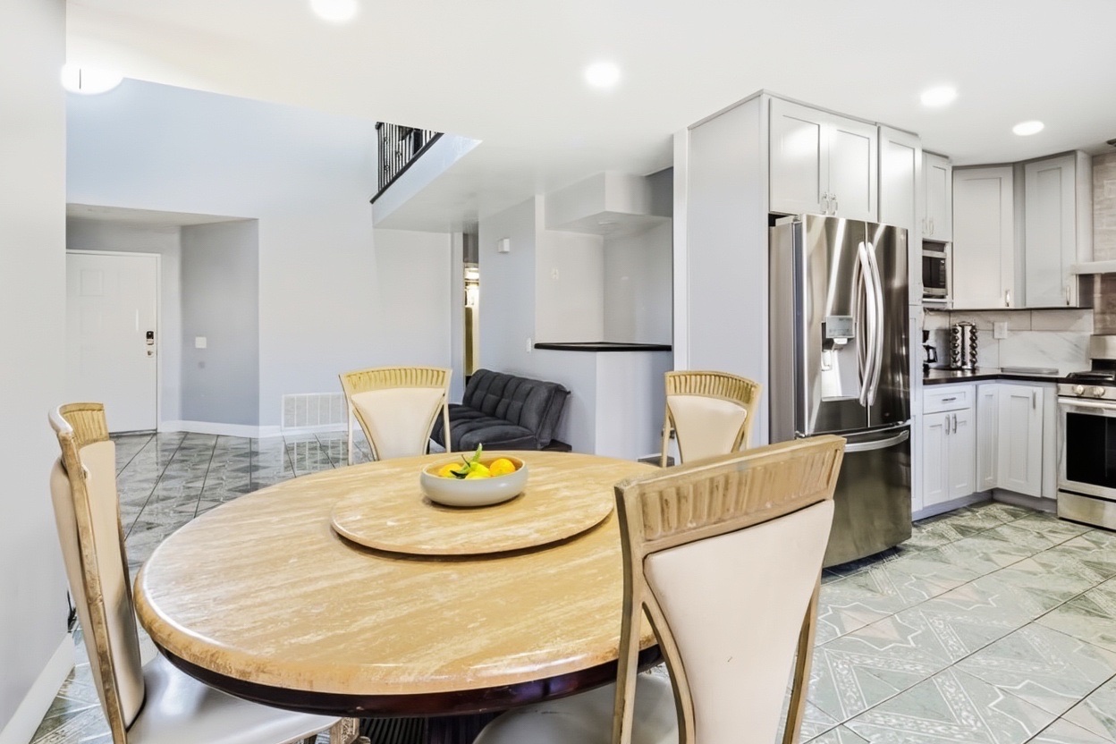 Large Dog Friendly – Furnished 3BR Mid-Term Rental photo 5