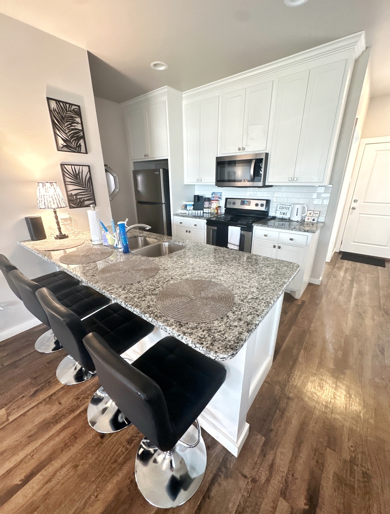Gorgeous 3 Bedroom Townhouse  photo 5