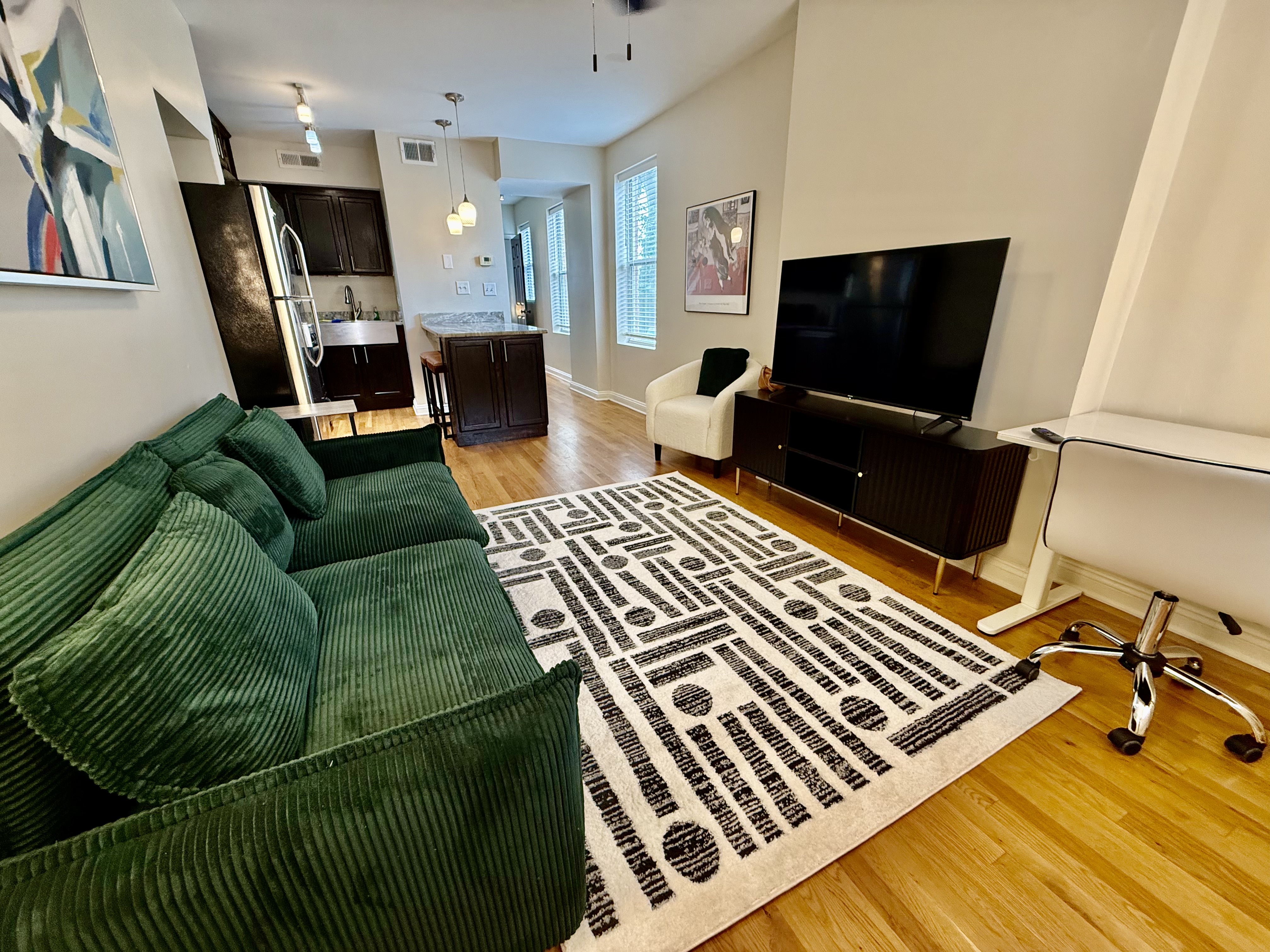 Airy apartment close to EVERYTHING photo 4
