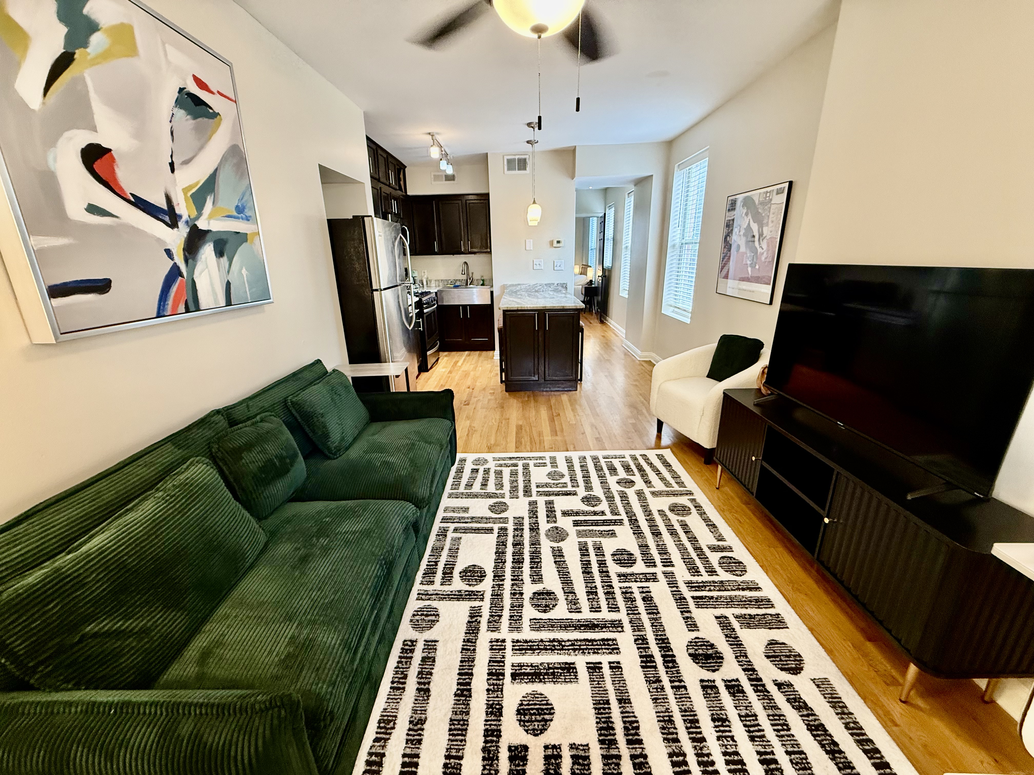 Airy apartment close to EVERYTHING photo 2