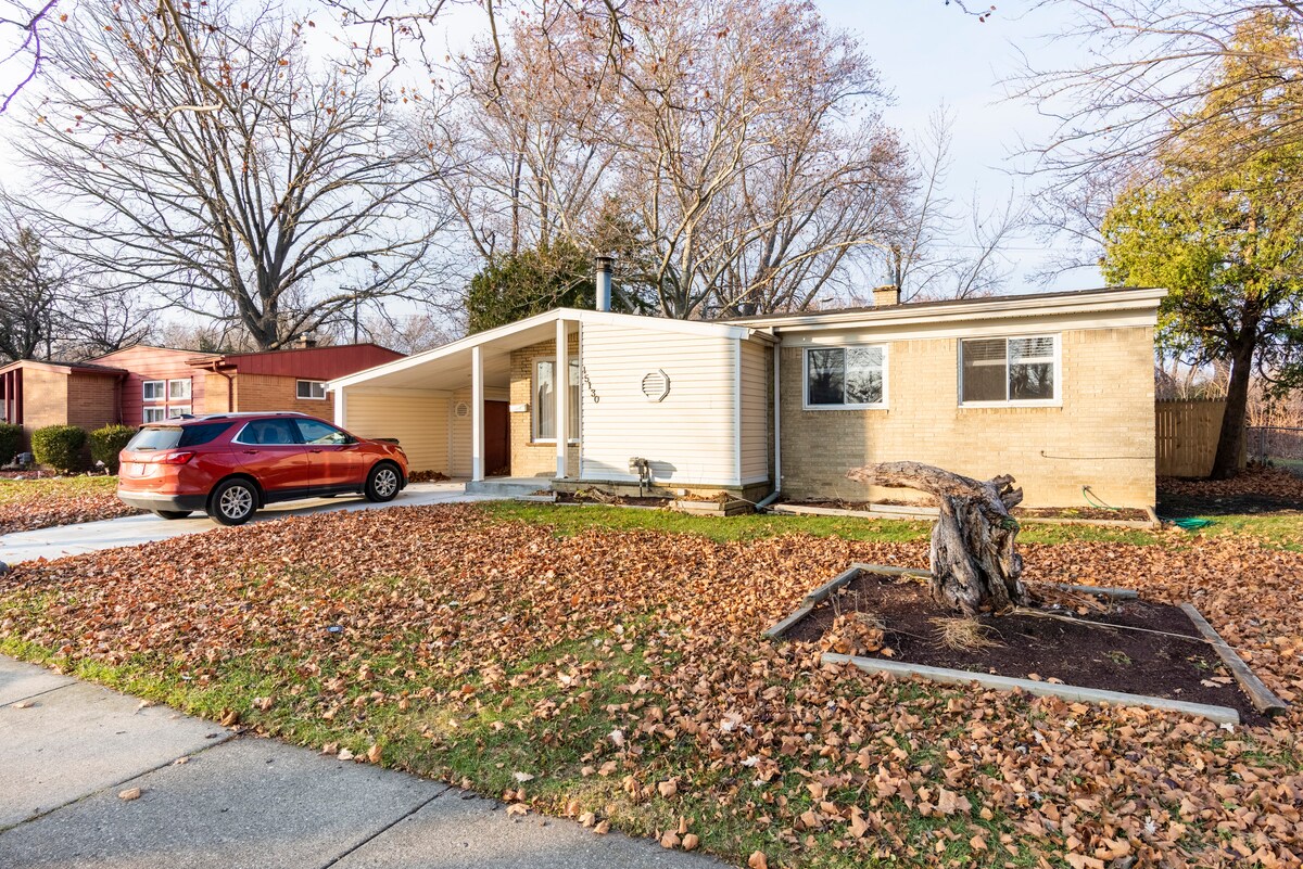Cozy Home in Central Detroit Metro Location  photo 2