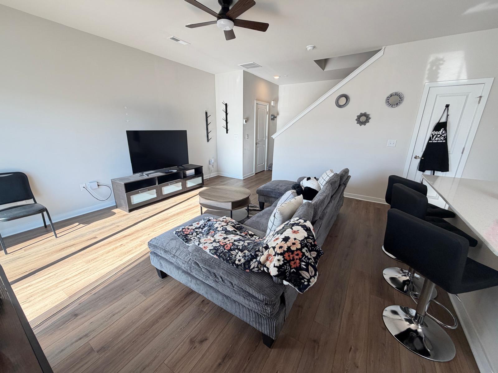 Fully Furnished Cozy Townhome photo 4