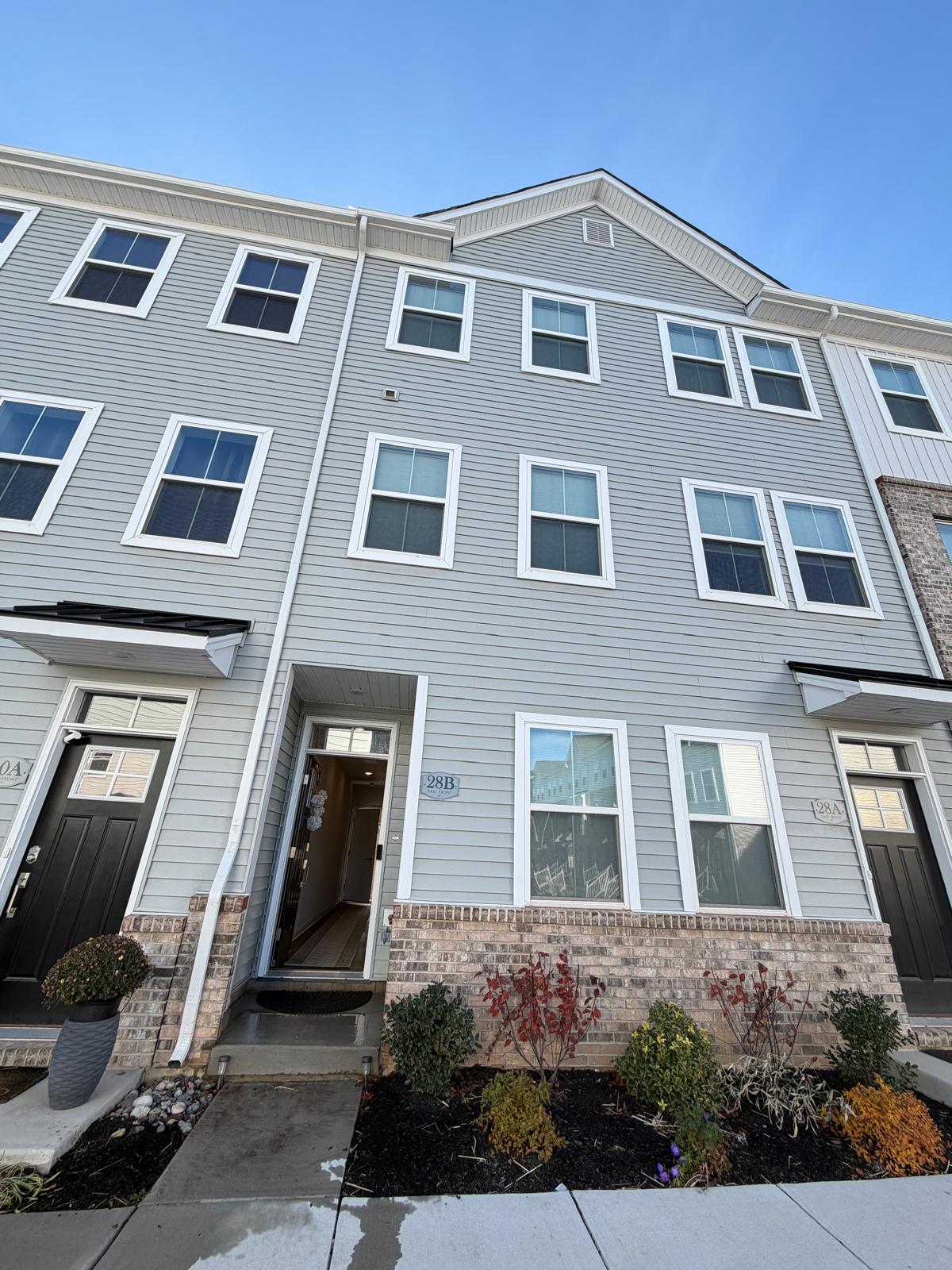 Fully Furnished Cozy Townhome photo 3