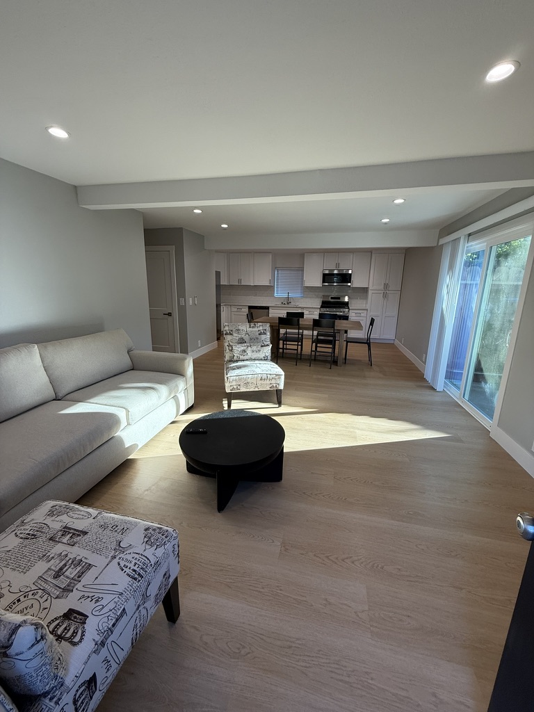 	Furnished 3BR / 2BA with Private Yard & Parking – photo 2