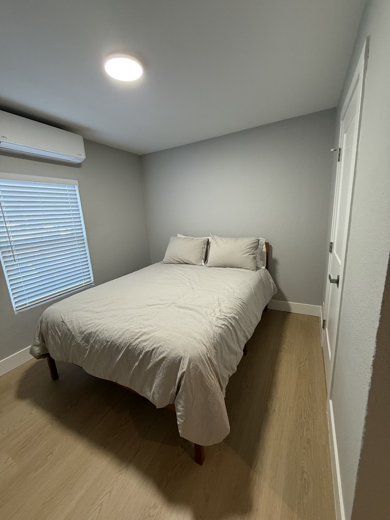 	Furnished 3BR / 2BA with Private Yard & Parking – photo 3