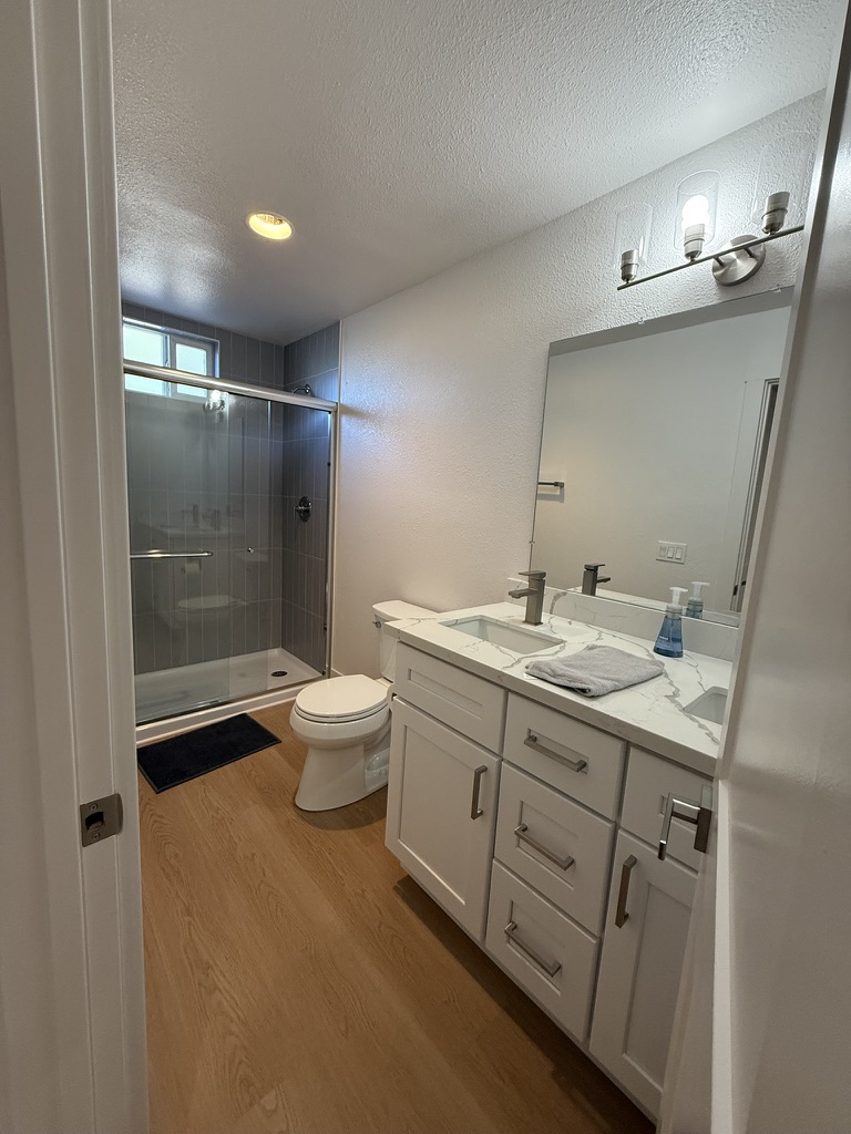 	Furnished 3BR / 2BA with Private Yard & Parking – photo 4