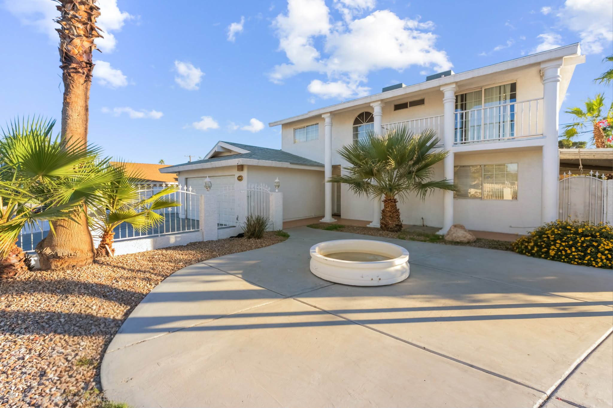 Remodeled 5-Bedroom Furnished Home- Pool- EV Charg photo 3