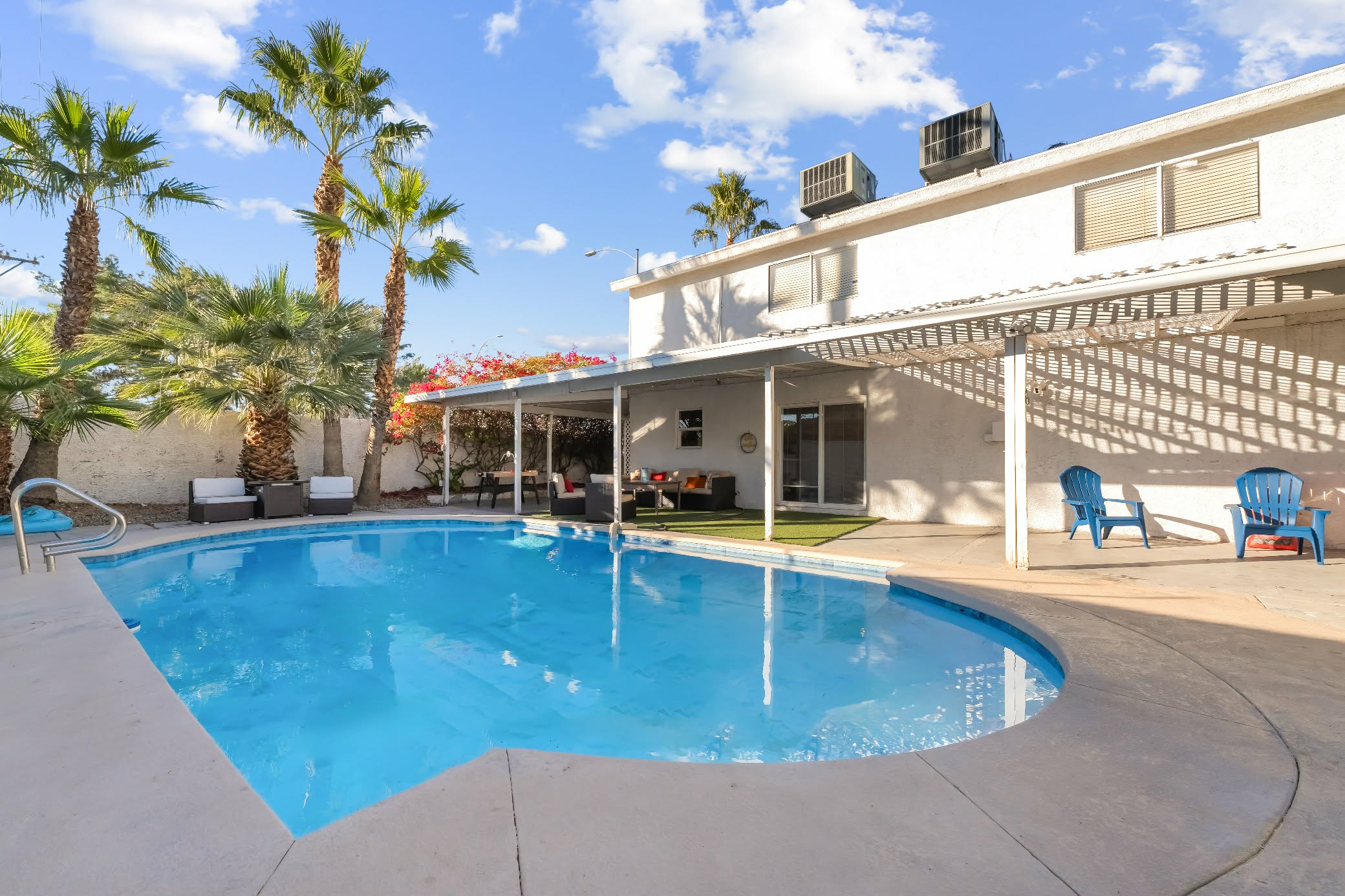 Remodeled 5-Bedroom Furnished Home- Pool- EV Charg photo 4