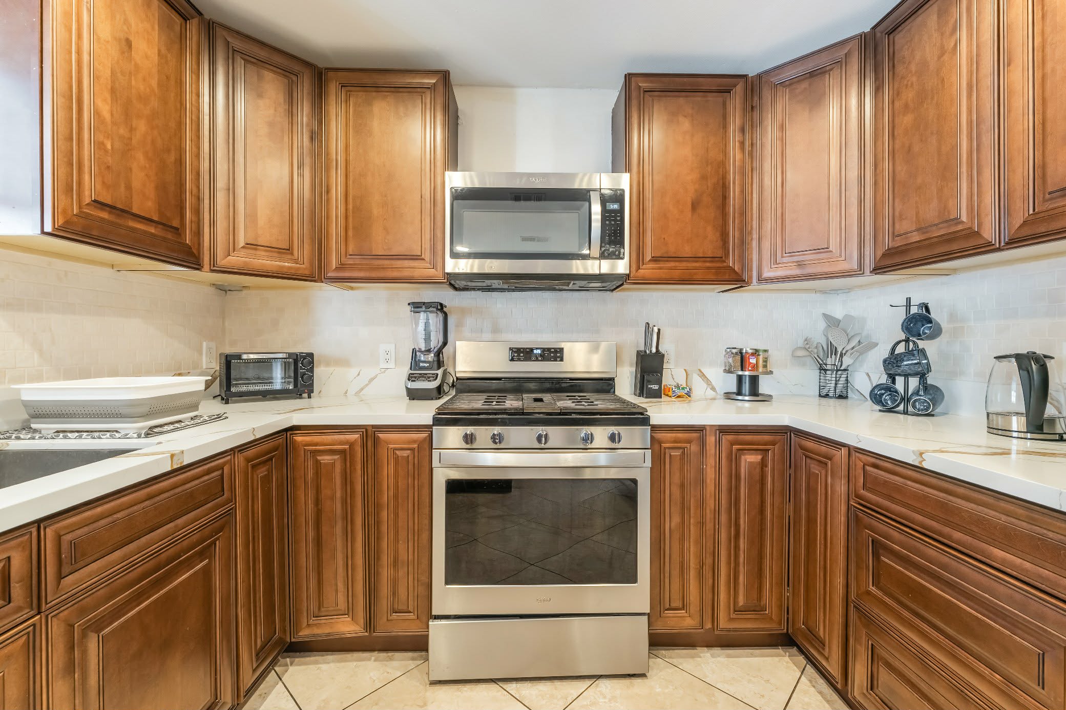 Remodeled 5-Bedroom Furnished Home- Pool- EV Charg photo 5