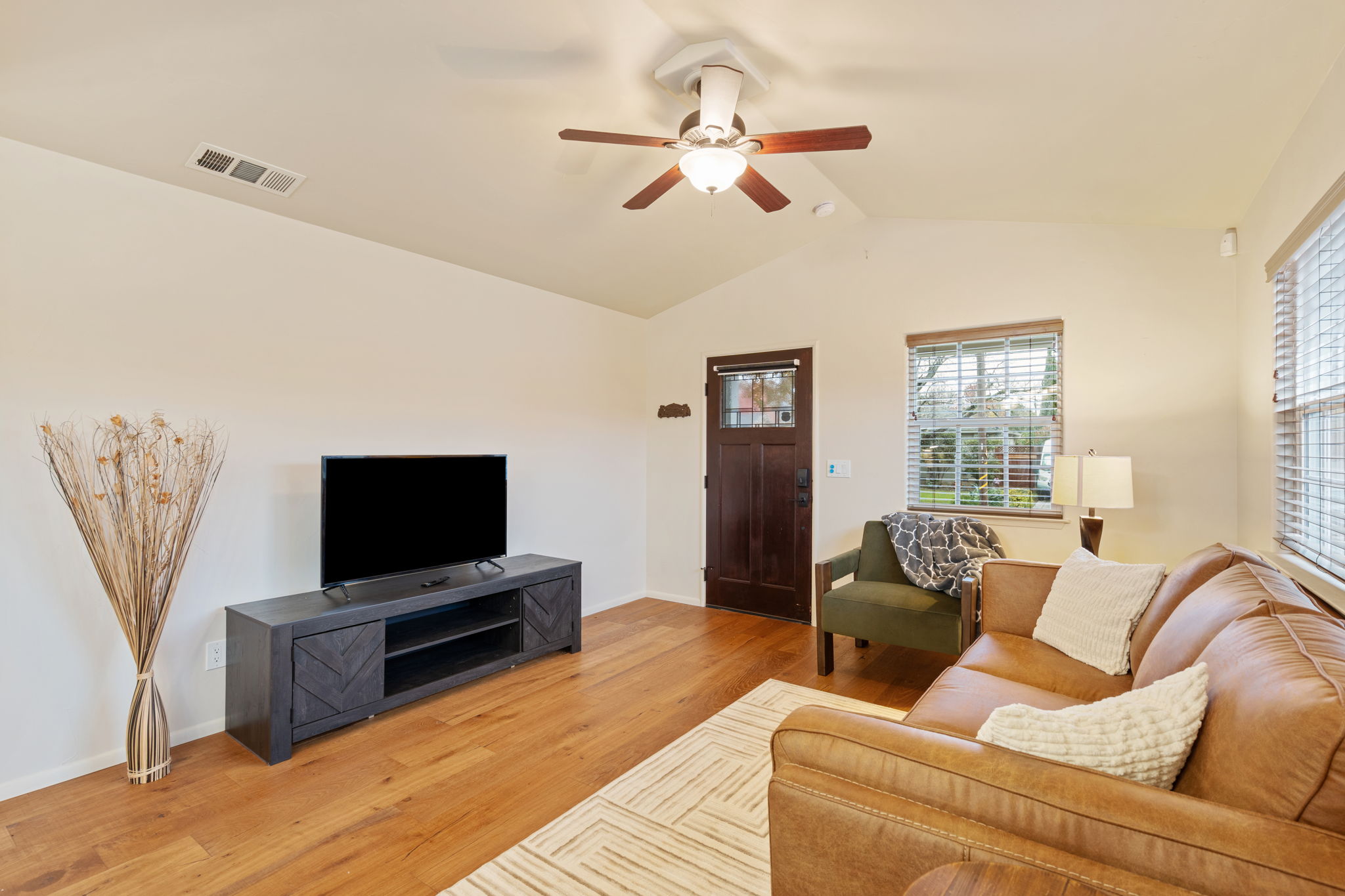 Charming 2BR in Tahoe Park by UC Davis Med Center photo 5