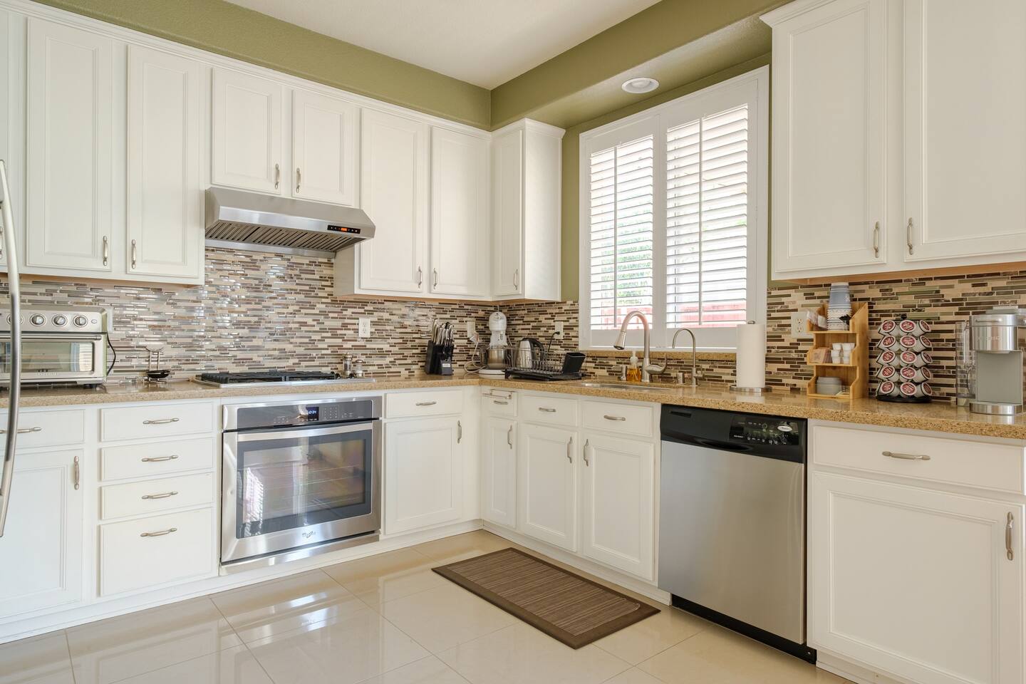 Spacious 4-Bedroom Modern Retreat Near Everything! photo 3