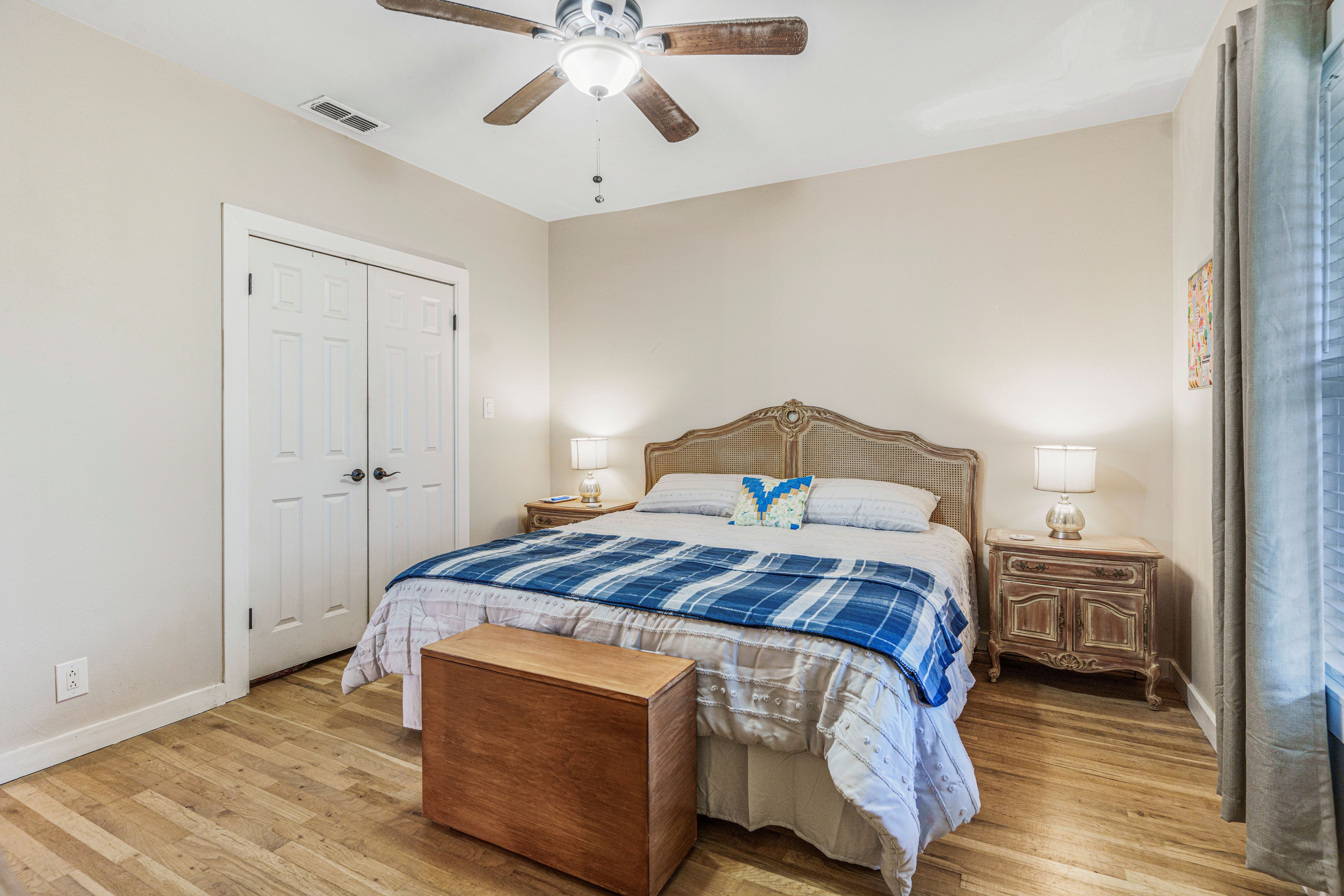 Comfortable, Stocked 3/2, Big yard, Easy Parking photo 4