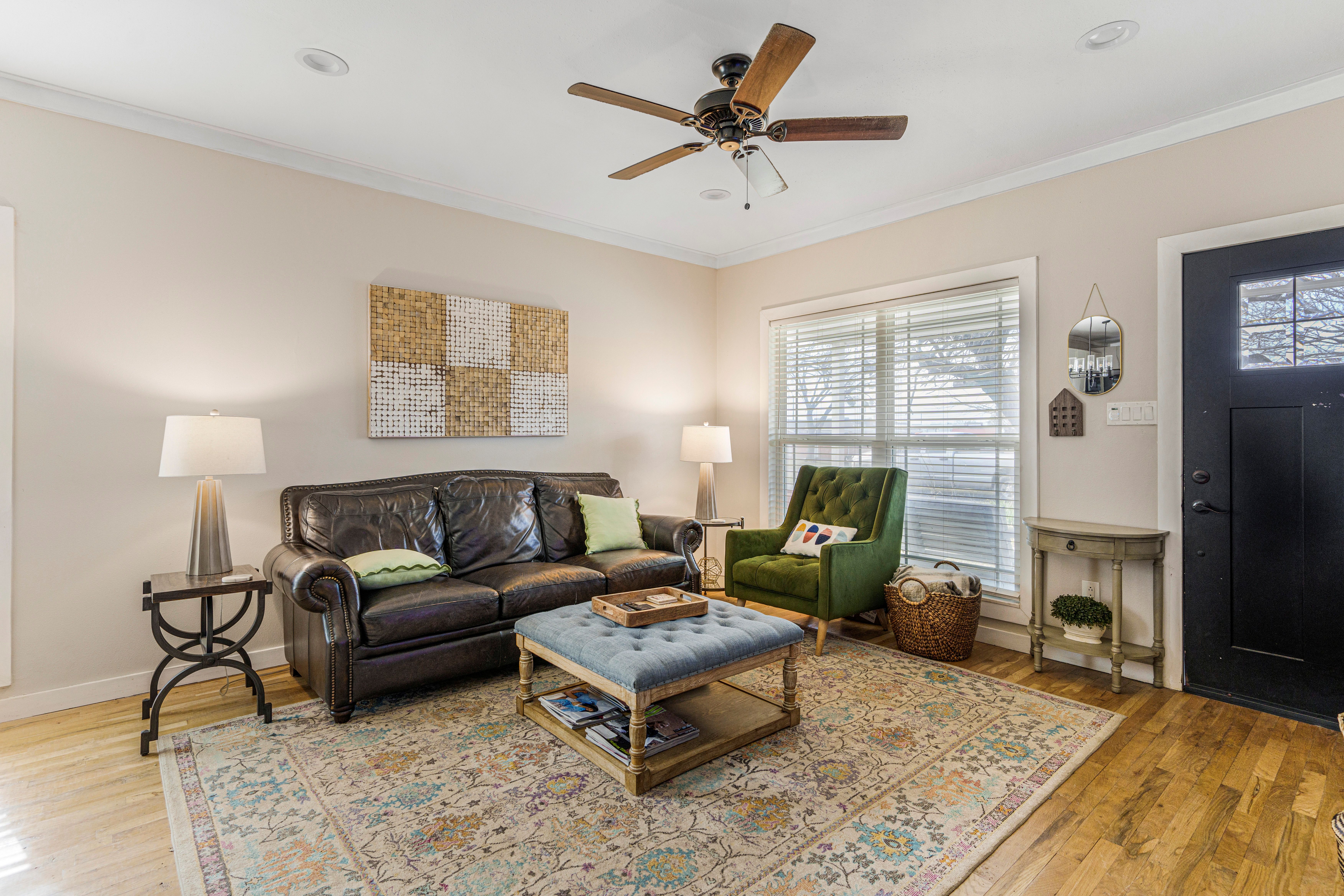 Comfortable, Stocked 3/2, Big yard, Easy Parking photo 2