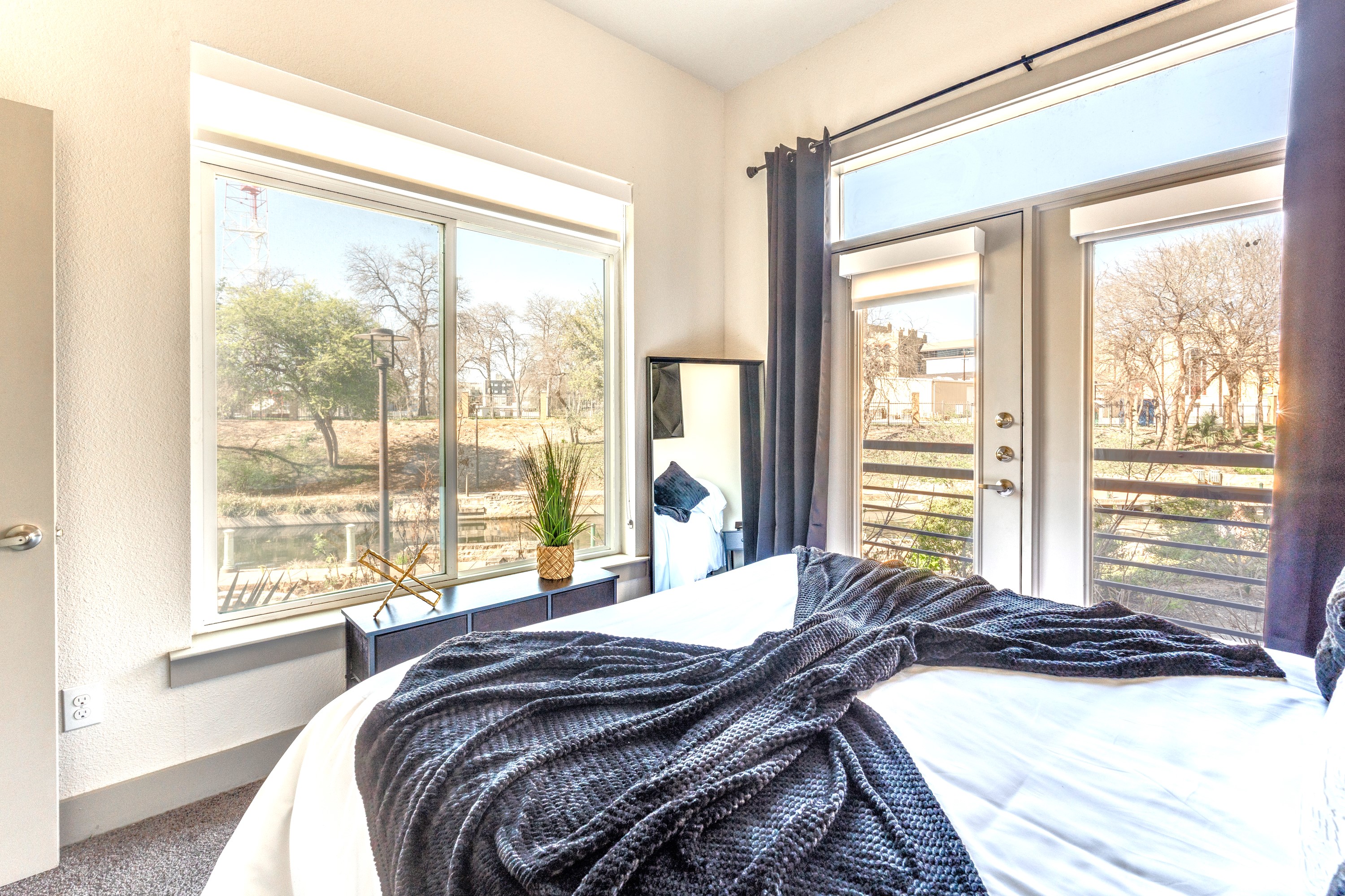 Beautiful Condo facing Riverwalk  photo 2