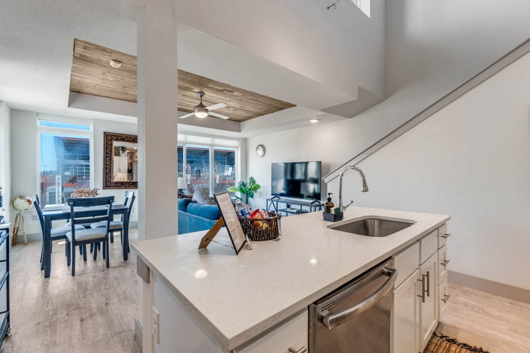 Riverwalk Penthouse with 2 King beds, free parking photo 4