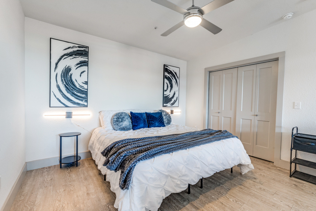 Riverwalk Penthouse with 2 King beds, free parking photo 5